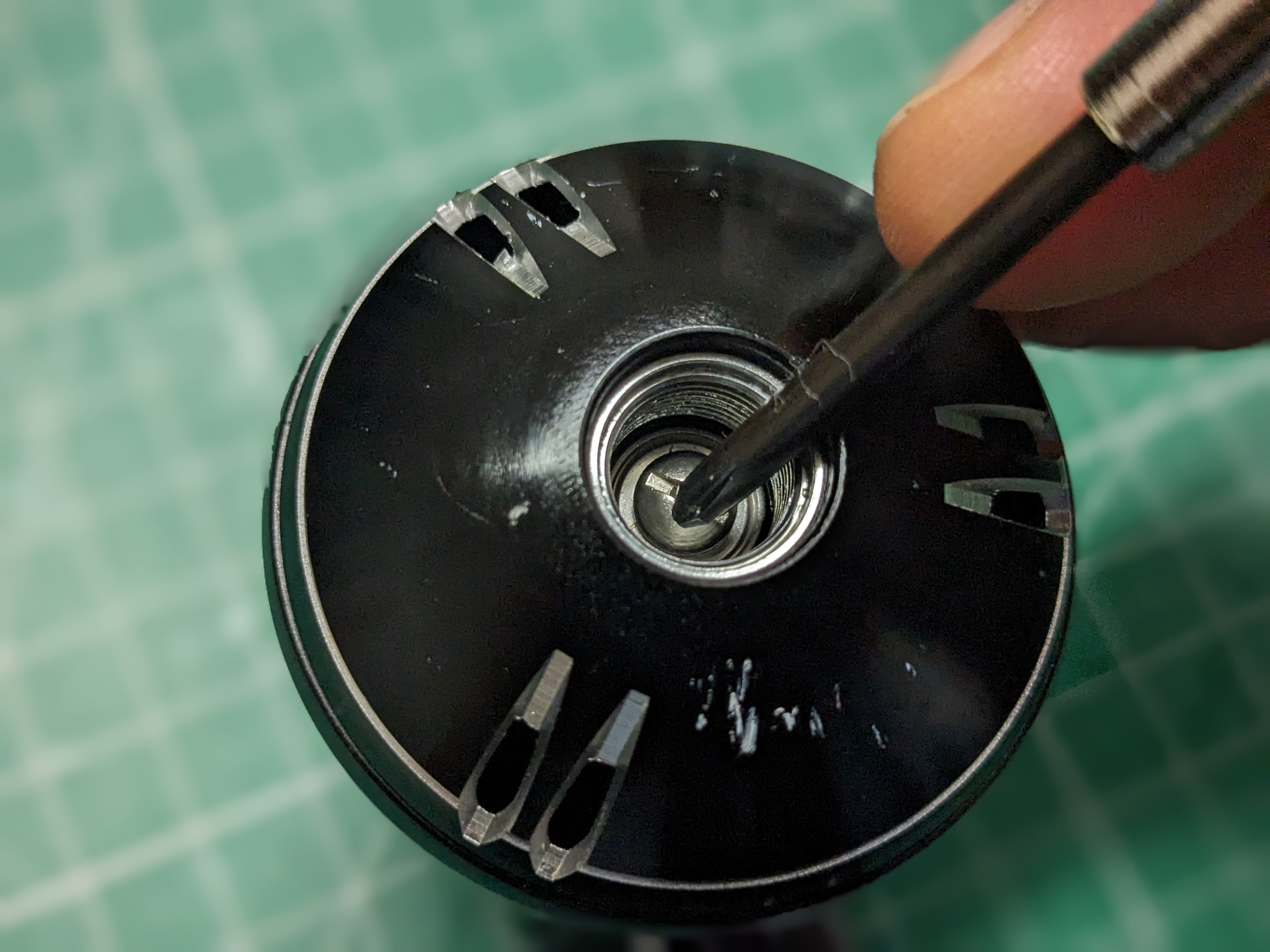 電動リール ハンドルノブ交換 ねじの締めすぎ注意