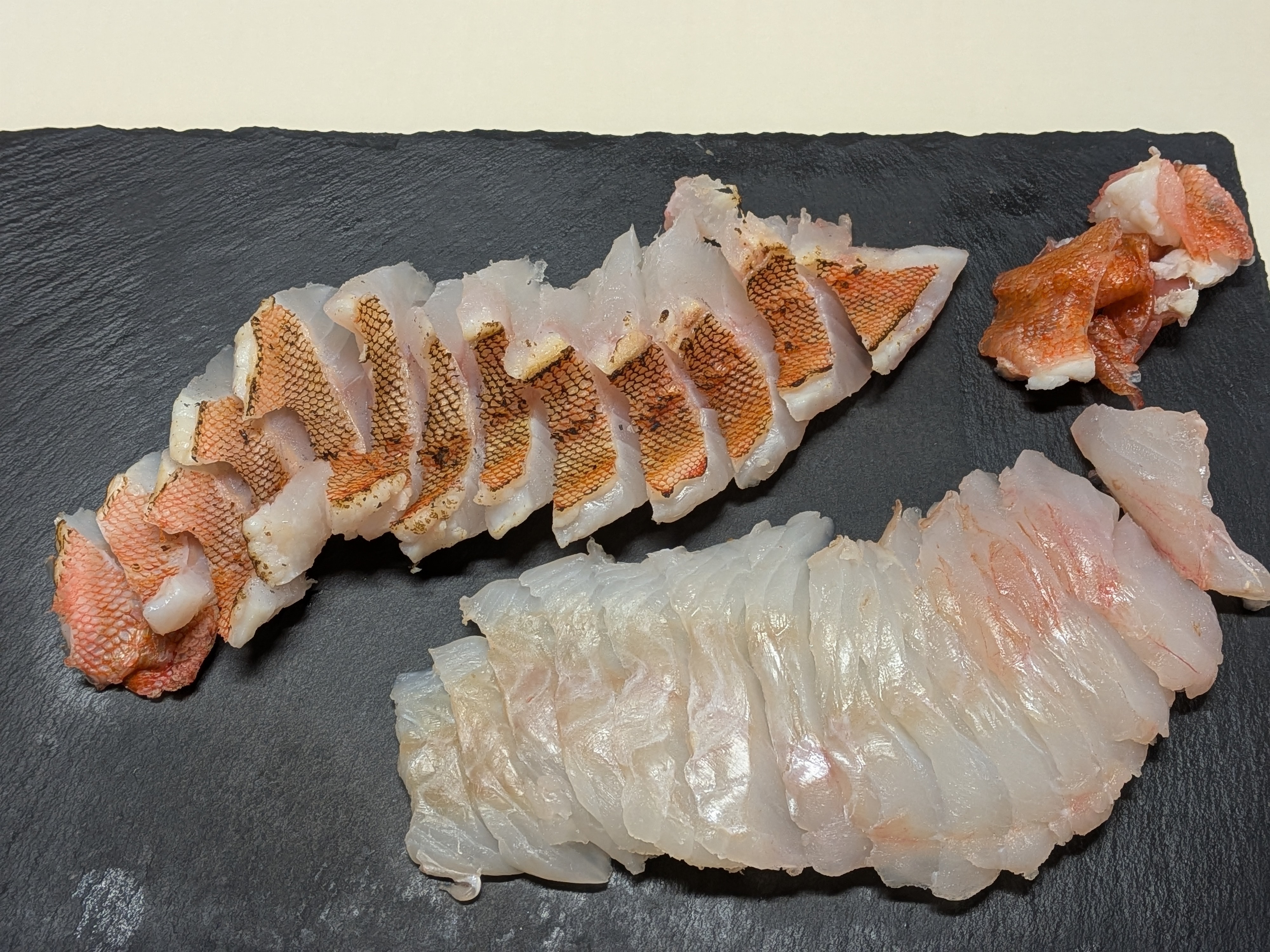25年8月31日 御前崎沖ジギング料理 カサゴの炙りと刺身