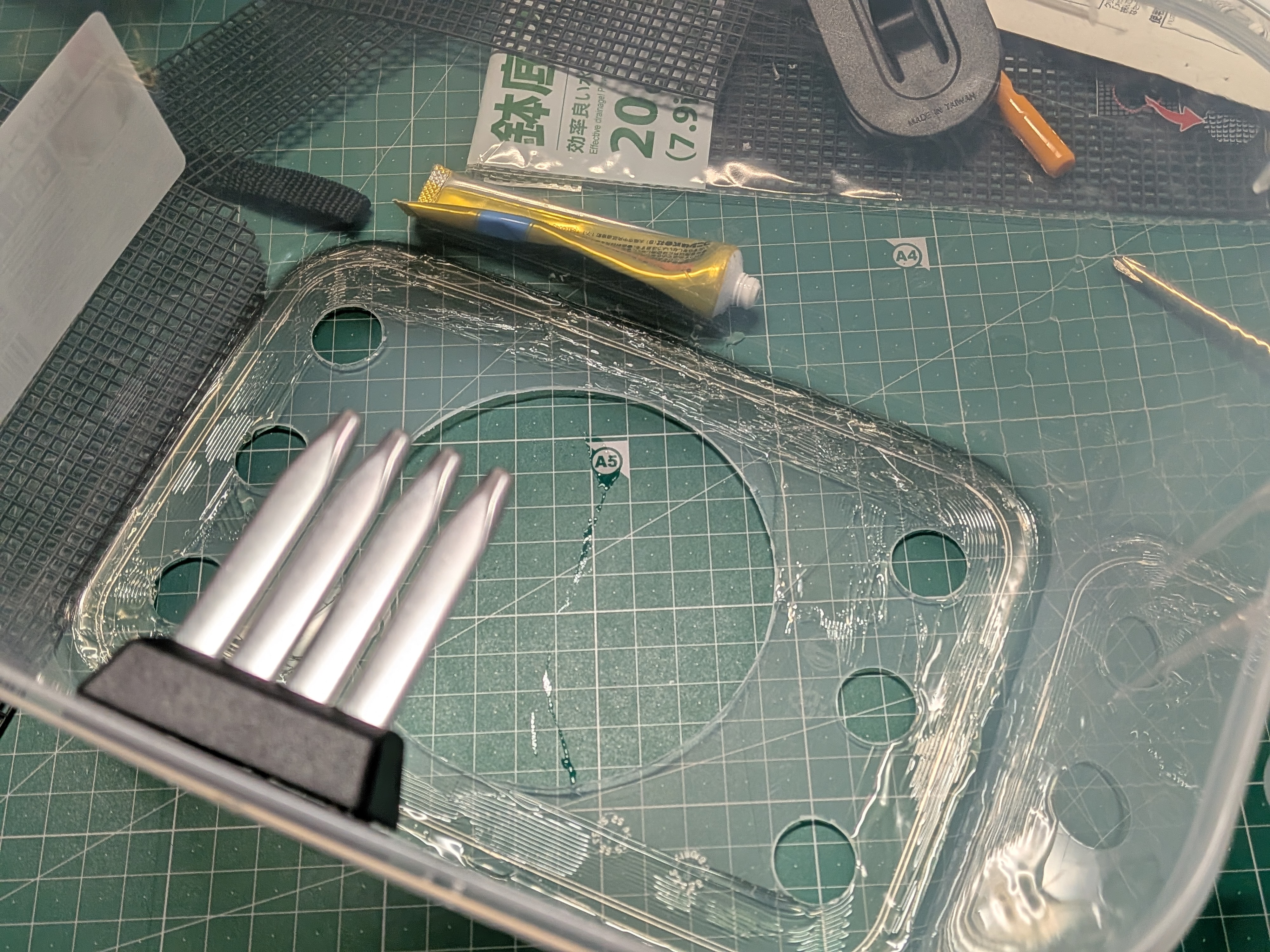 ワカサギライブウェル 自作 底網貼り付けの為の接着剤塗布