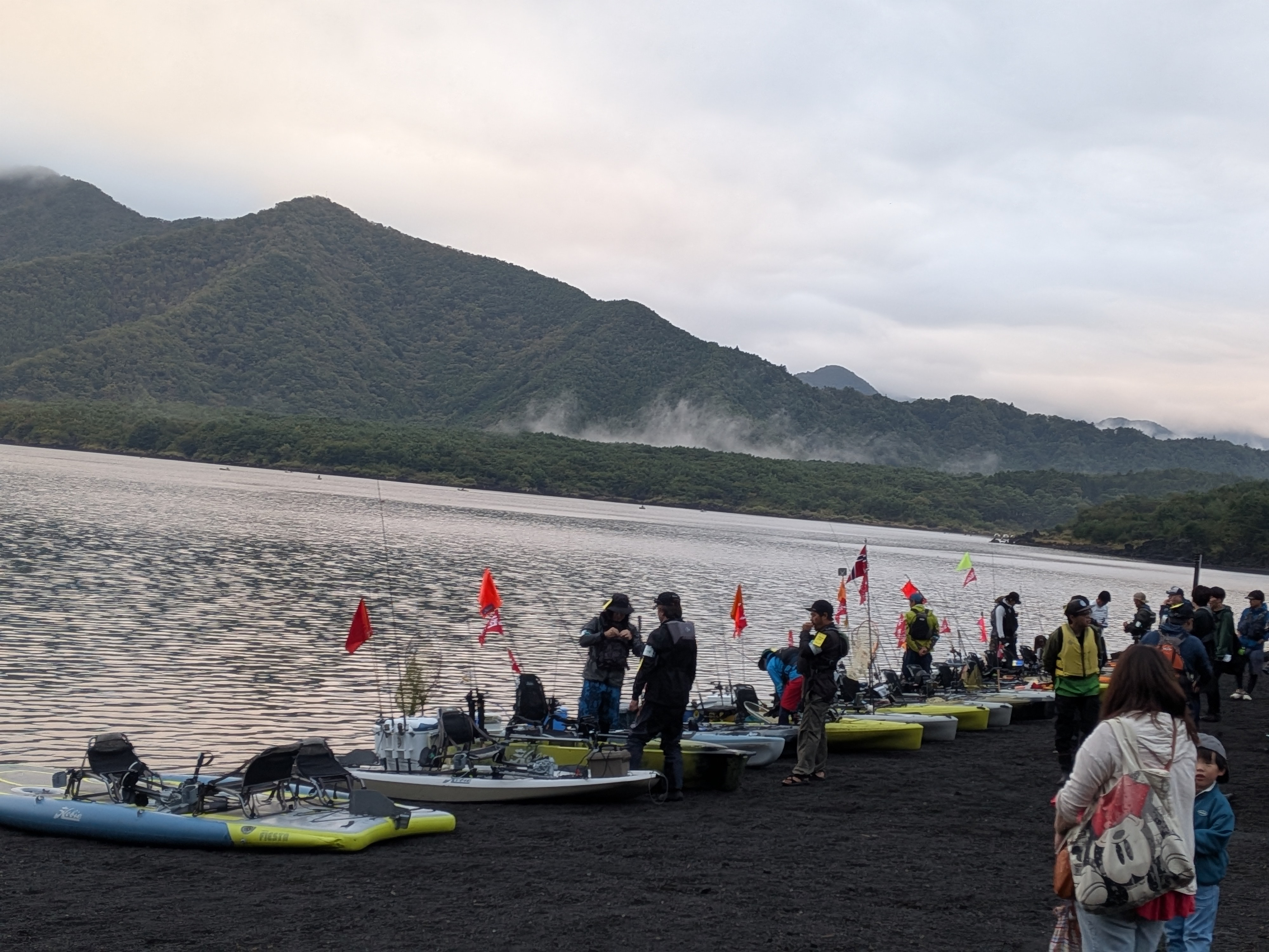 251005 本栖湖レイクトラウト大会 足漕ぎカヤックの出航待ち