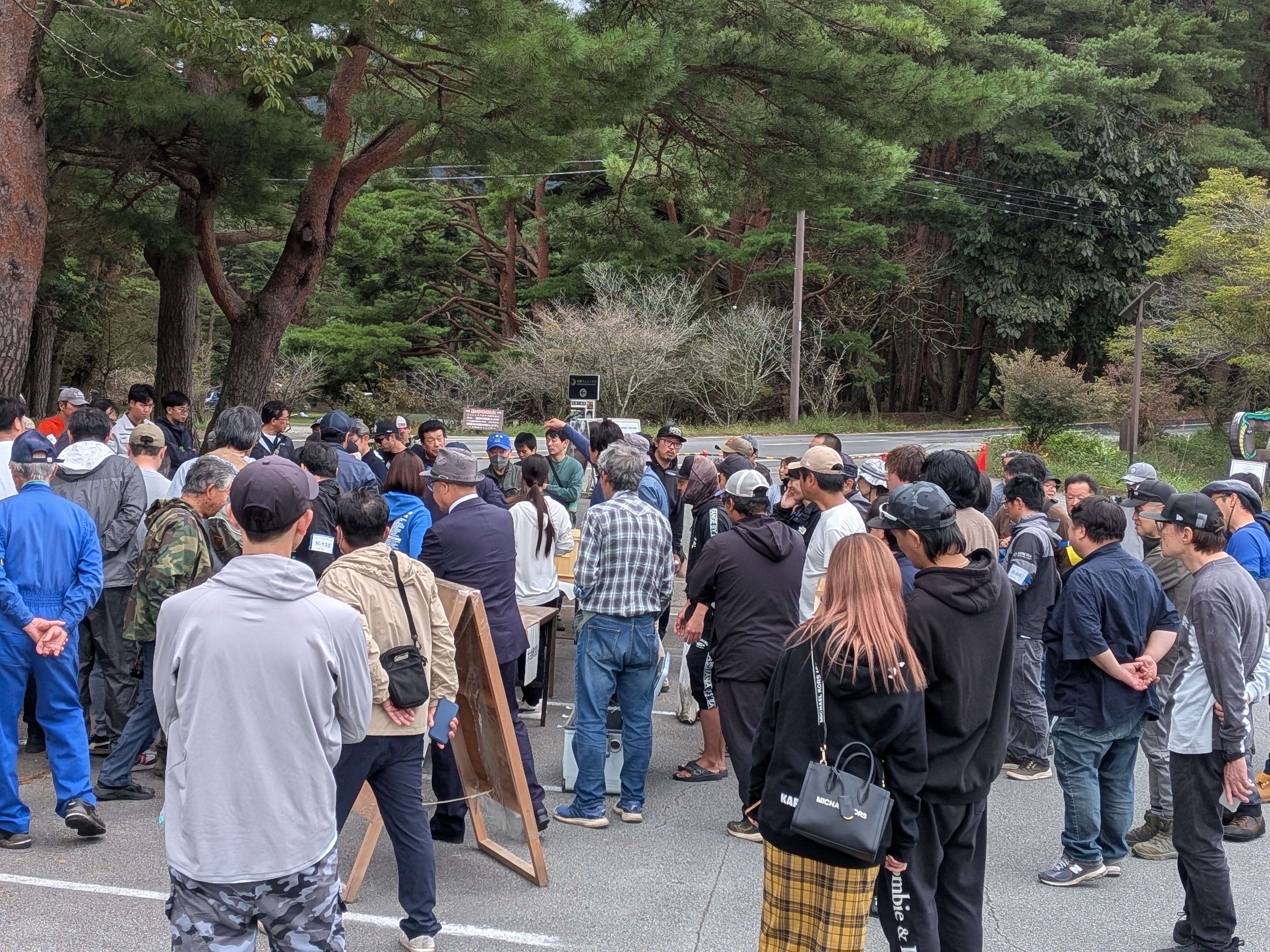 251005 本栖湖レイクトラウト大会 検量所は観光客でも賑わう