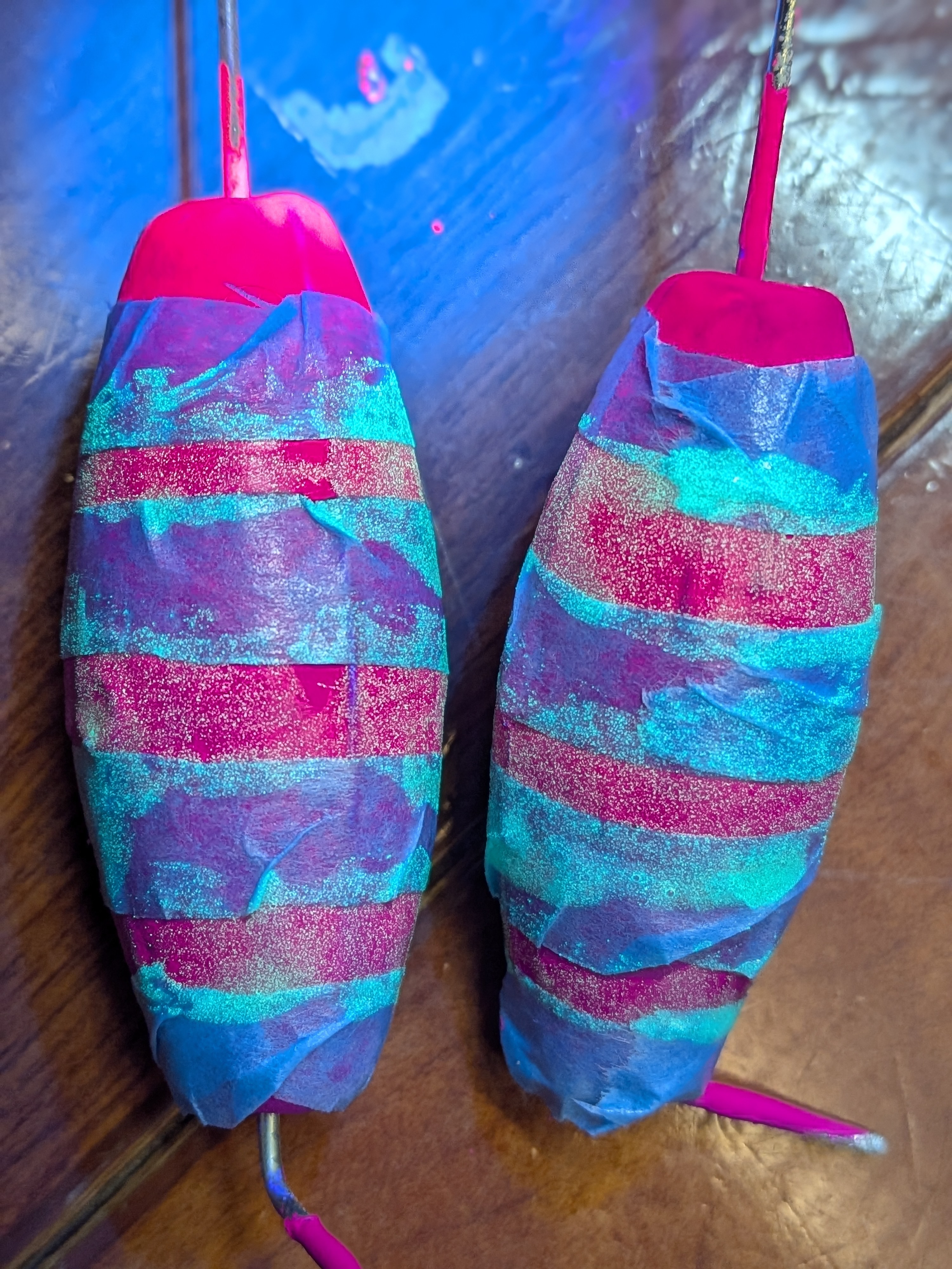 サーベルカブラオモリ塗装 夜光塗料を一度塗ってUVライト照射した