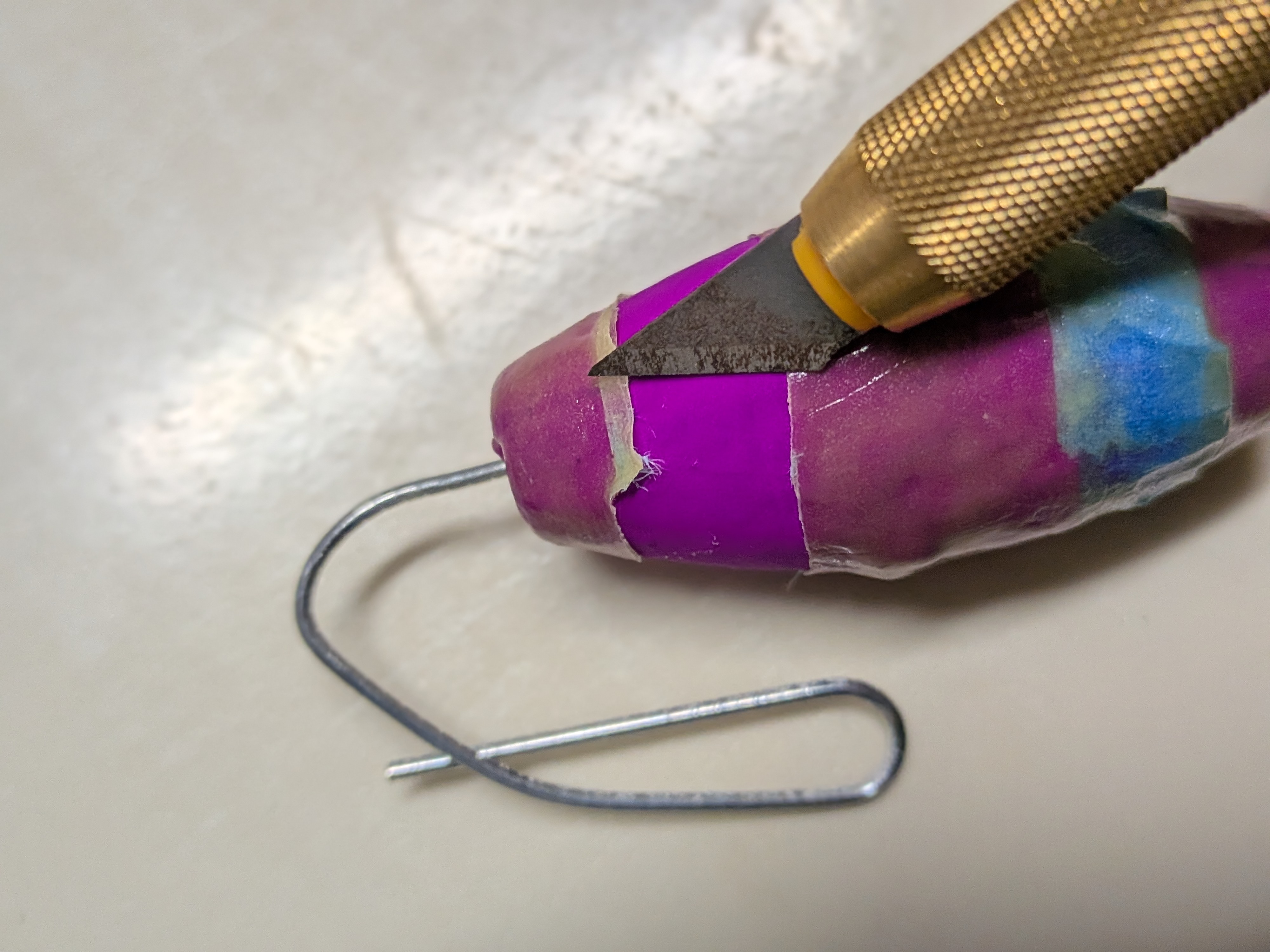 サーベルカブラオモリ塗装 浮いた塗料部分も削り取る