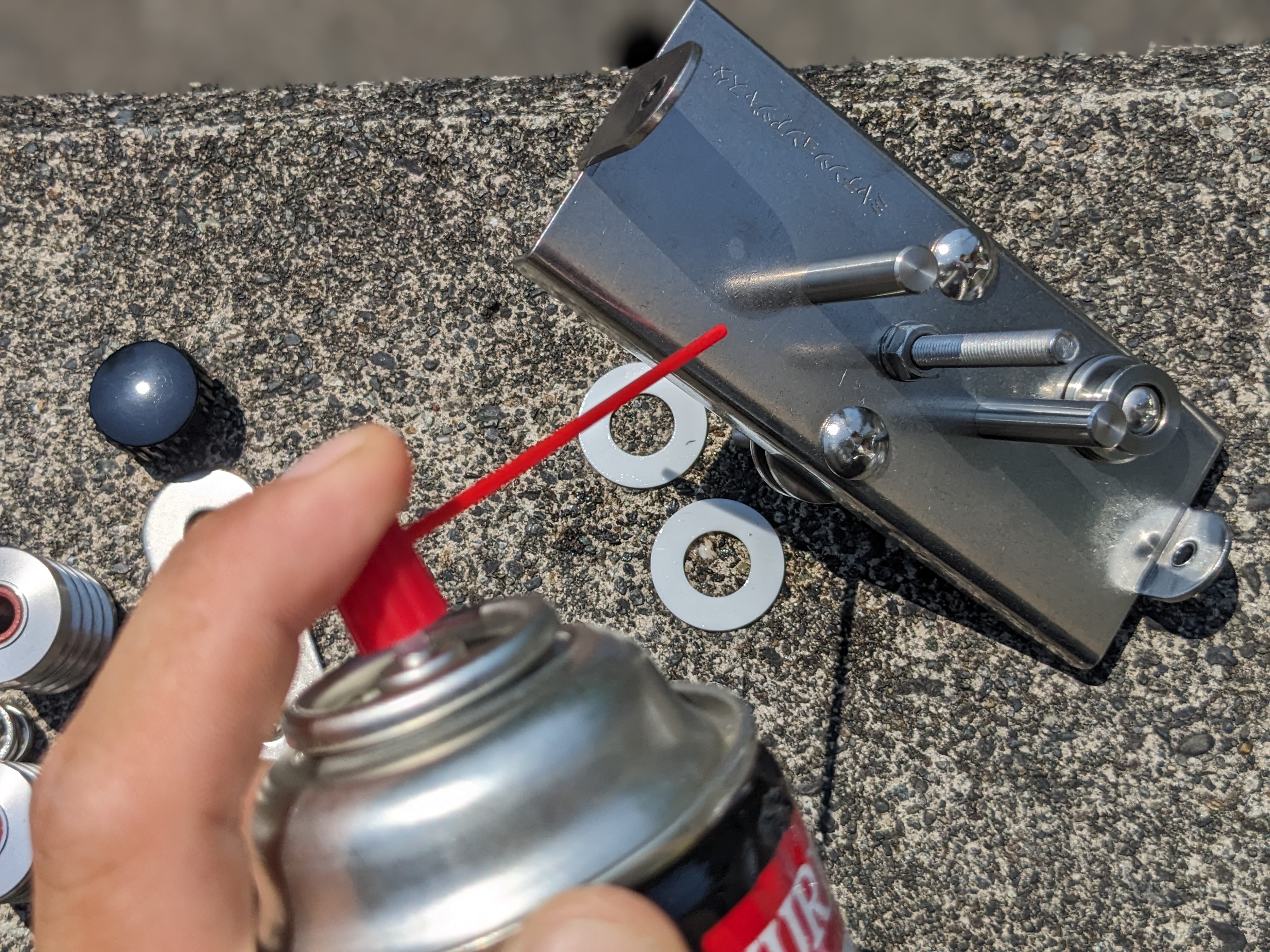 23年12月17日　ベースにシリコンスプレーを塗布する