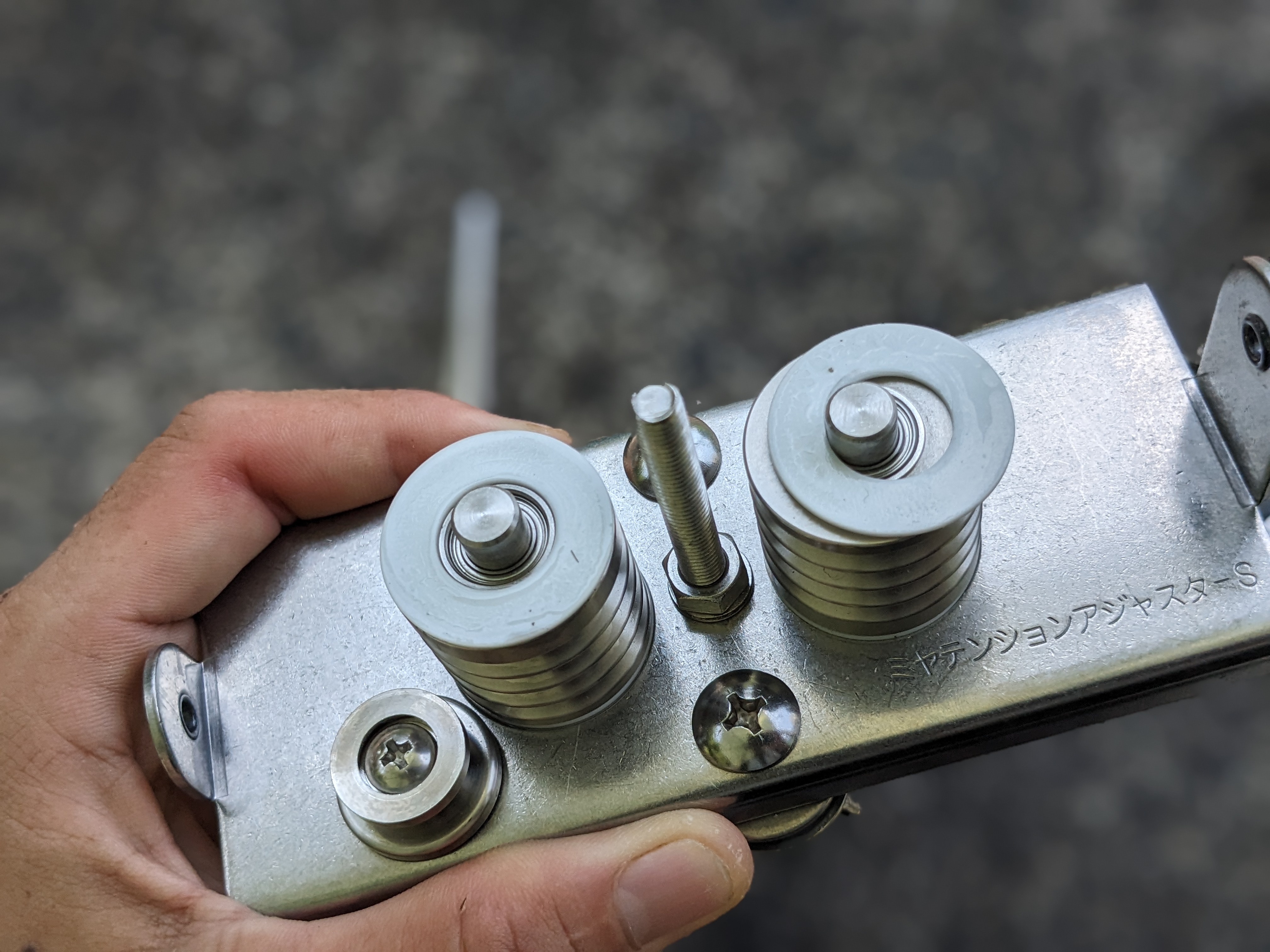 23年12月17日　テンションアジャスターにシリコンスプレーを塗布する