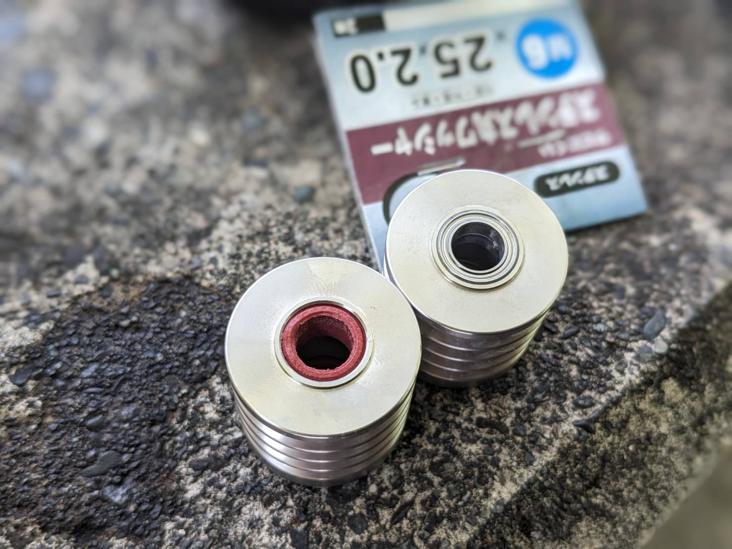 23年12月17日　純正のローラーとベアリング換装済みのローラー