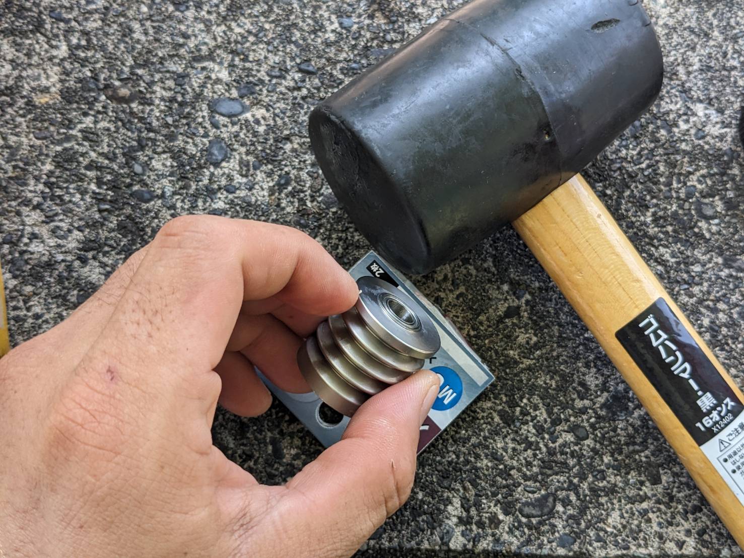 23年12月17日　ベアリングがどうしても収まらなかったのでゴムハンマーで叩き込む