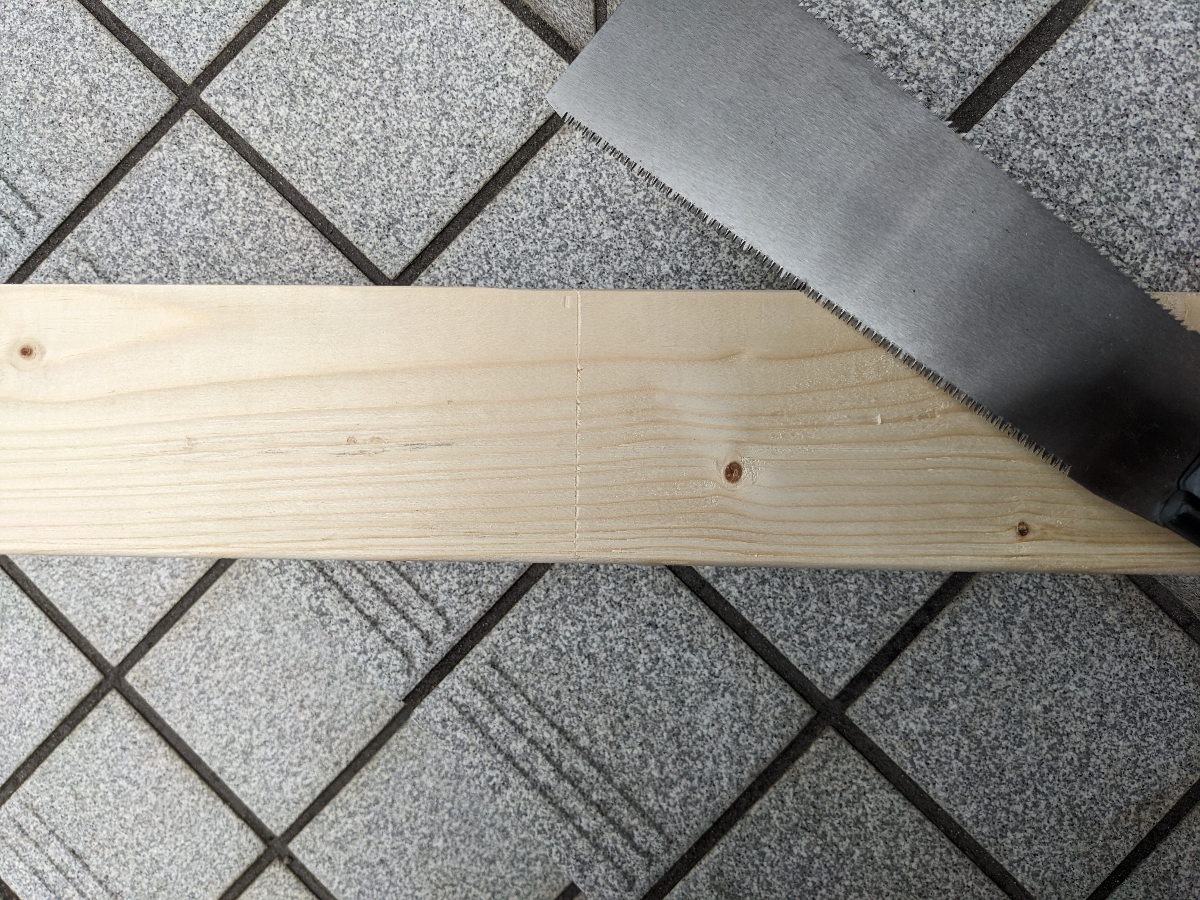 23年12月17日　ケガキを入れて、ノコギリで切断する