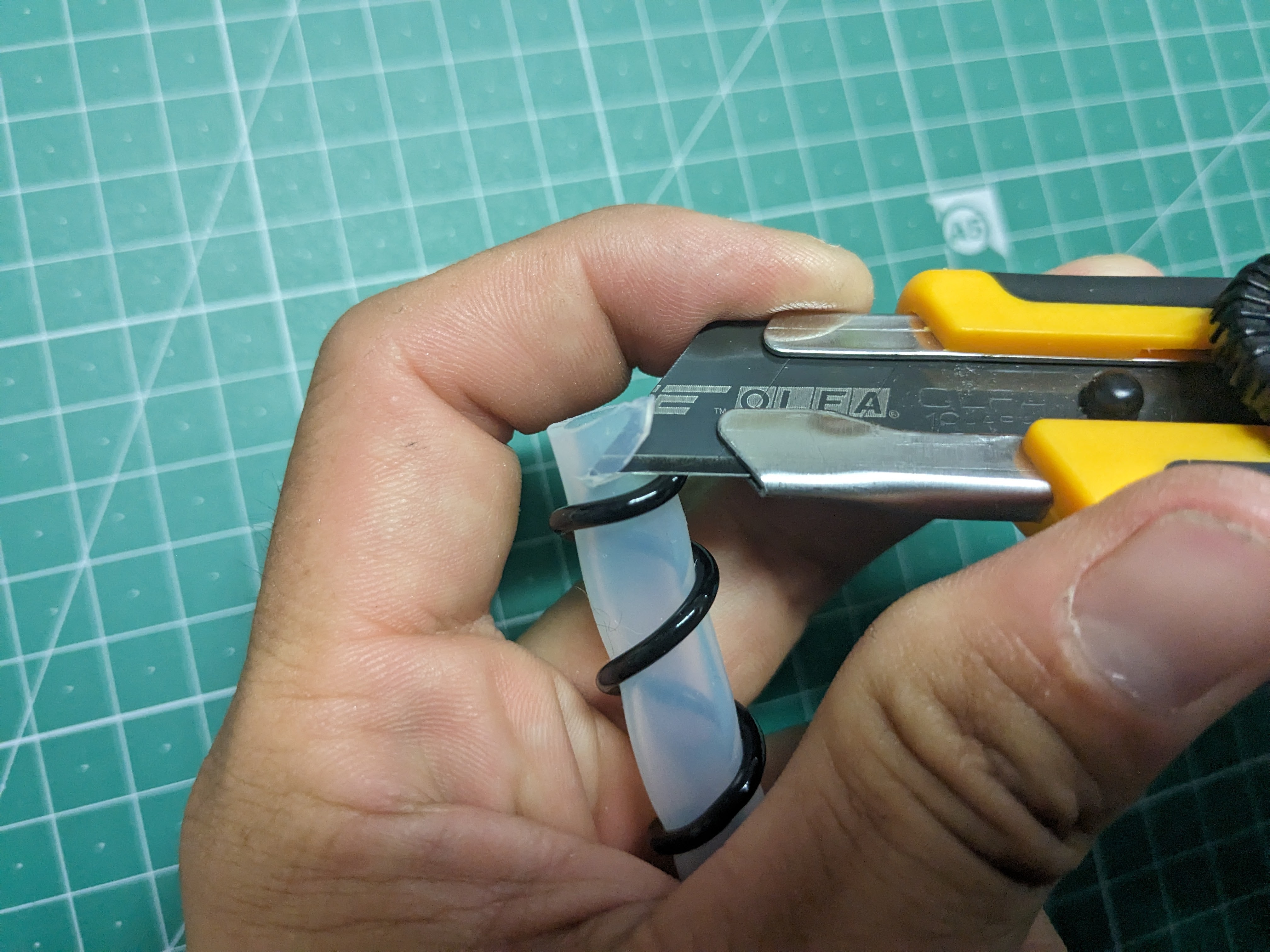 2024年7月5日　カッターで切込みを入れていく