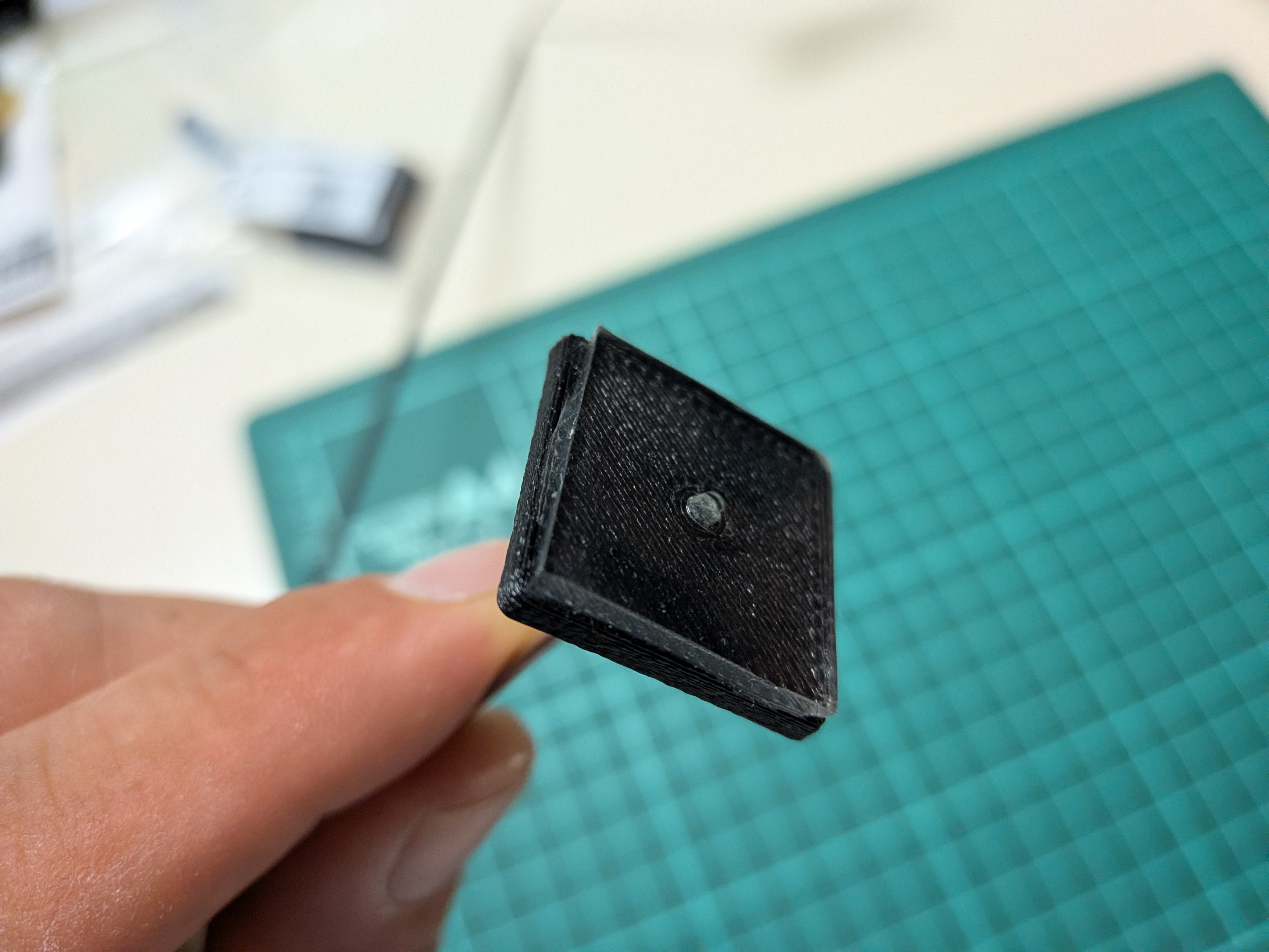 26年1月30日　両面テープが貼られた状態で送られてくるので貼るだけ