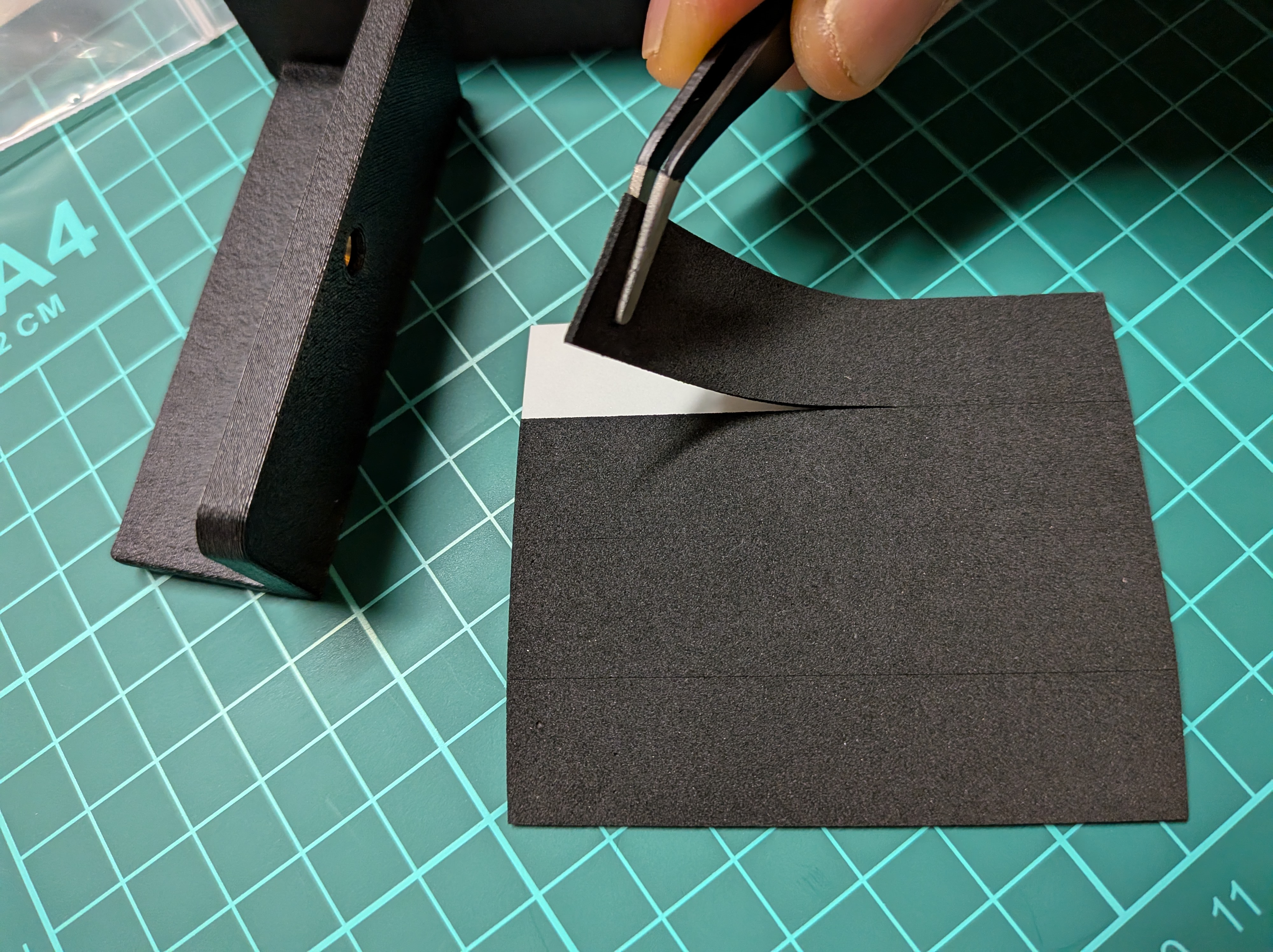 26年1月30日　フォーセップスタンドにスポンジテープ貼り付け