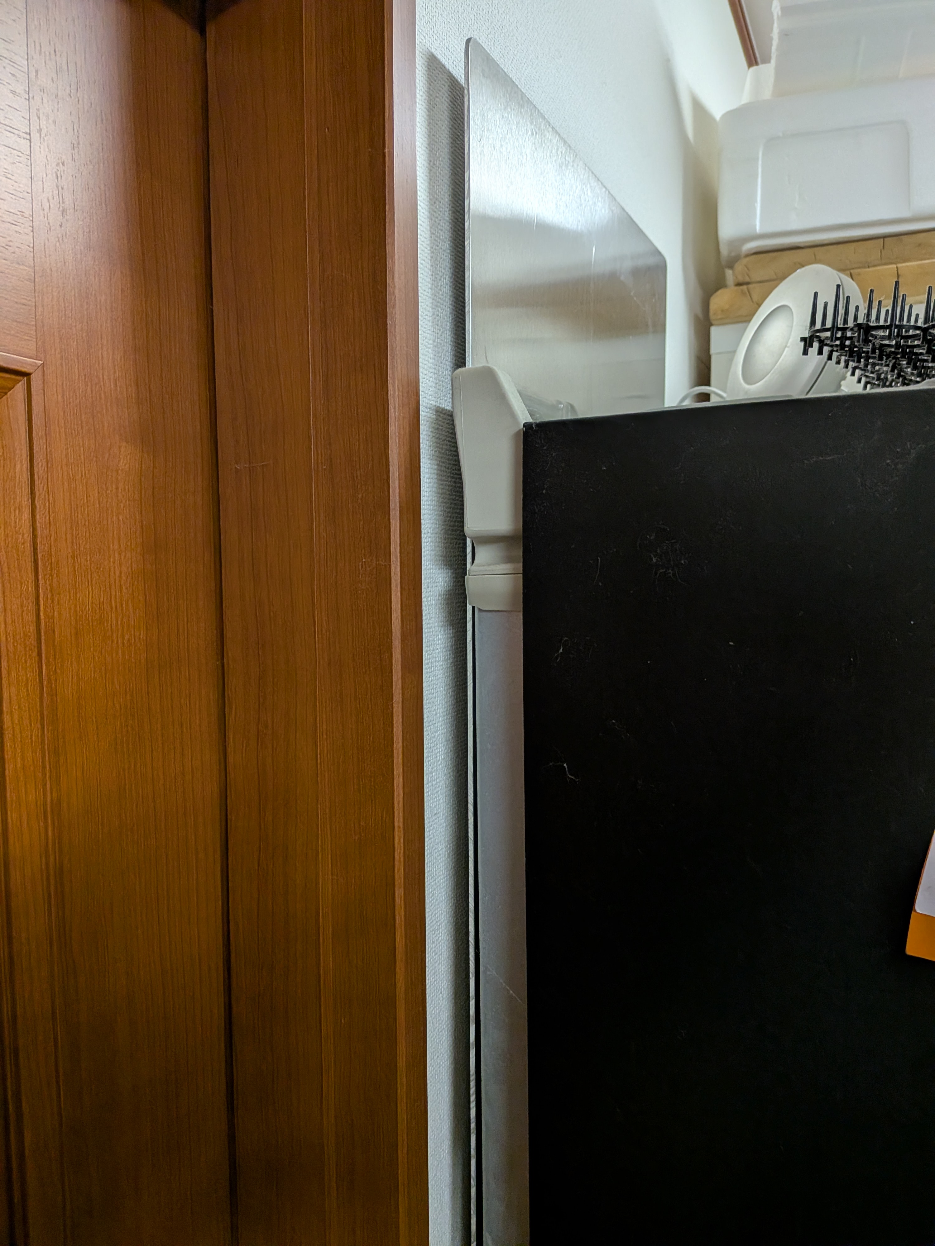 26年2月6日　冷蔵庫の裏に収納した状態