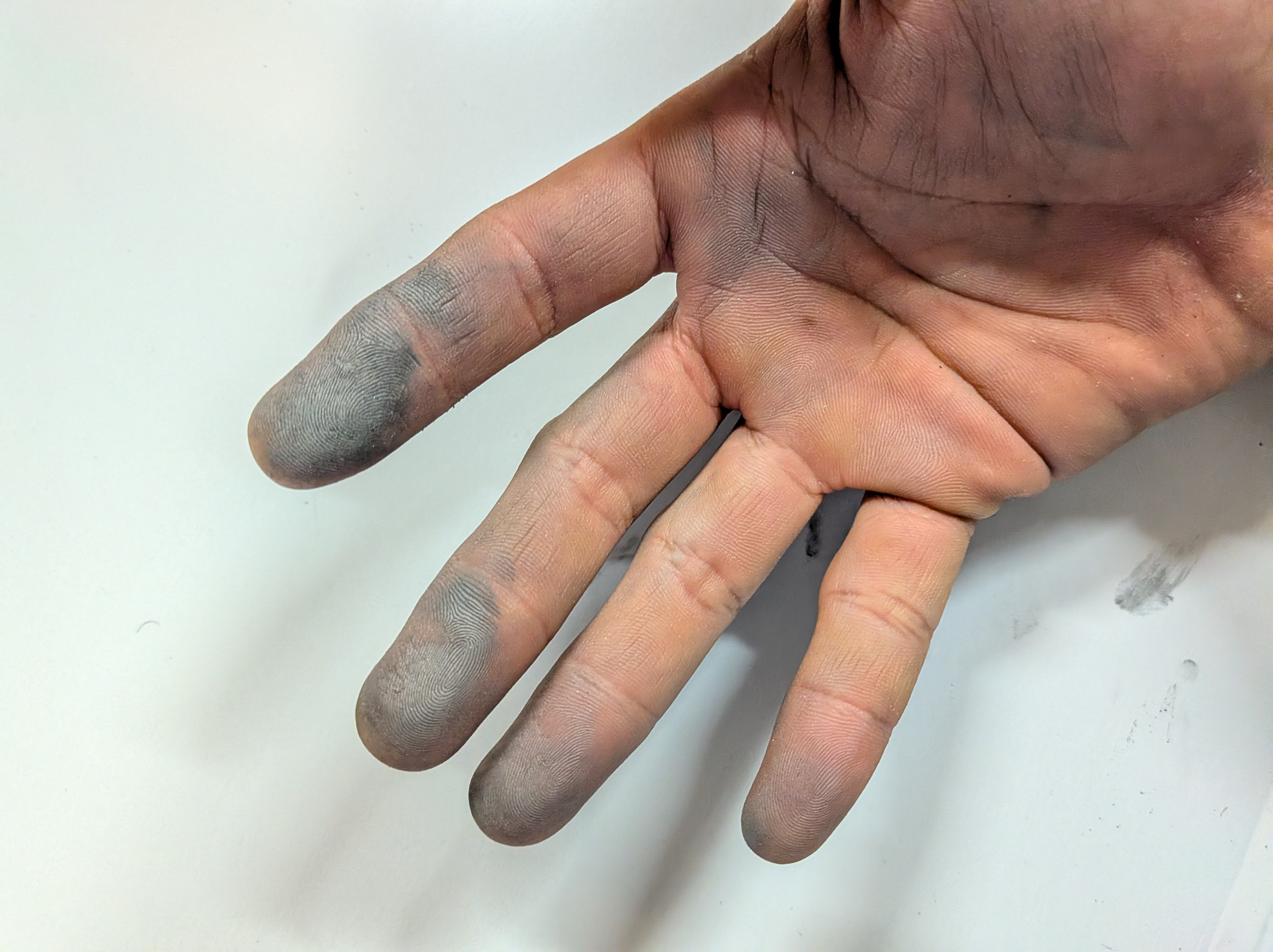 26年2月6日　金属加工した直後の素手