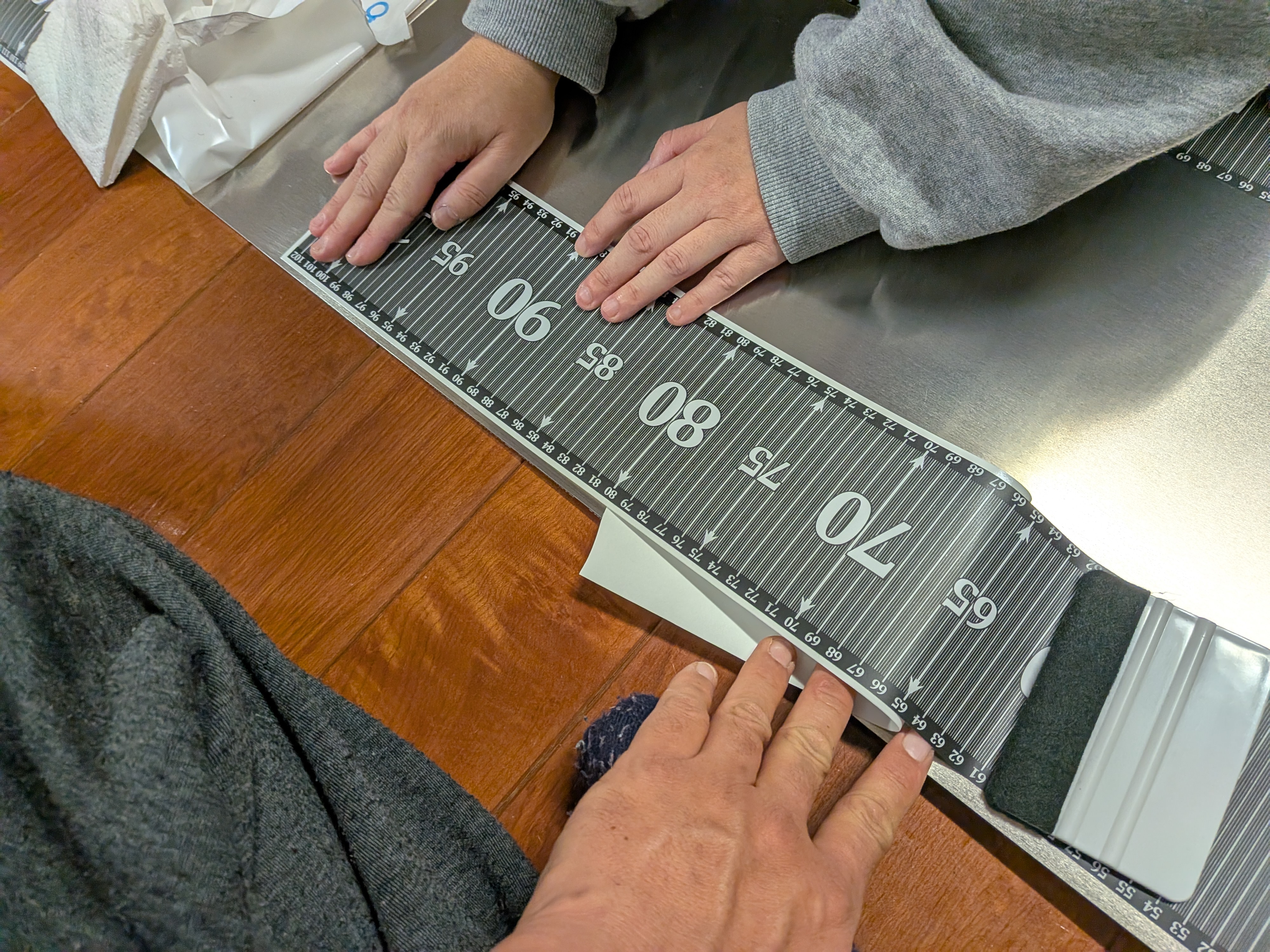 26年2月6日　二人掛かりで貼り付け