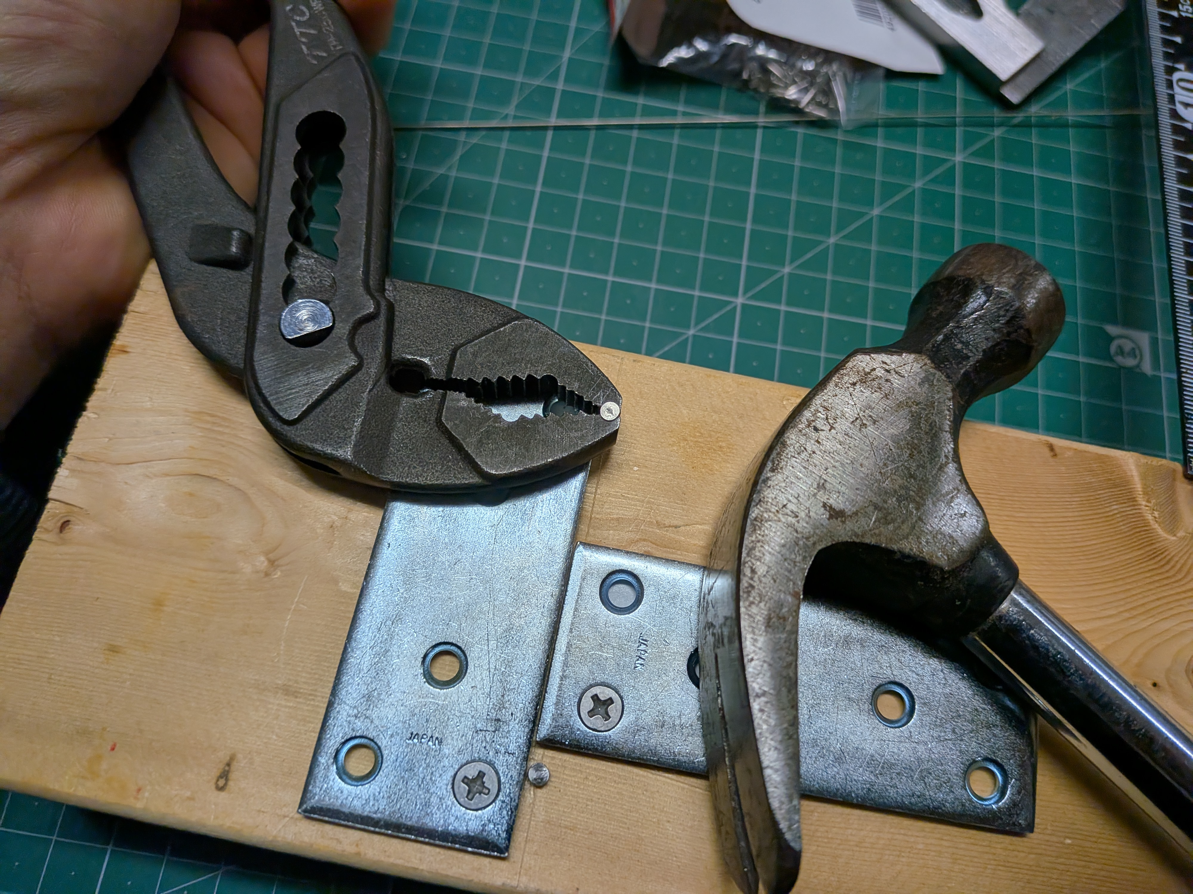 26年3月20日　反対側の釘を打ちこむ