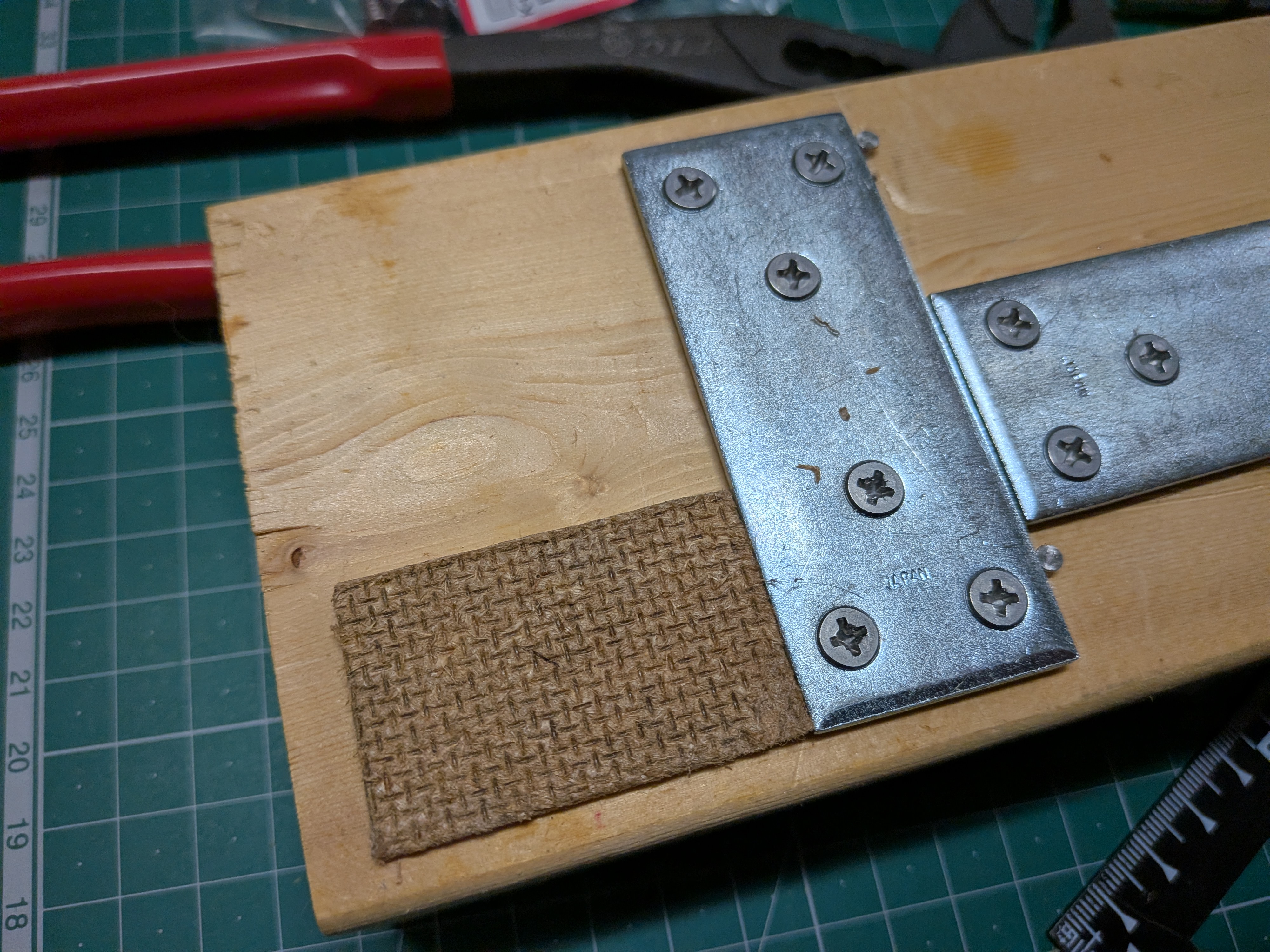 26年3月20日　ガイド側MDF材の貼り付け