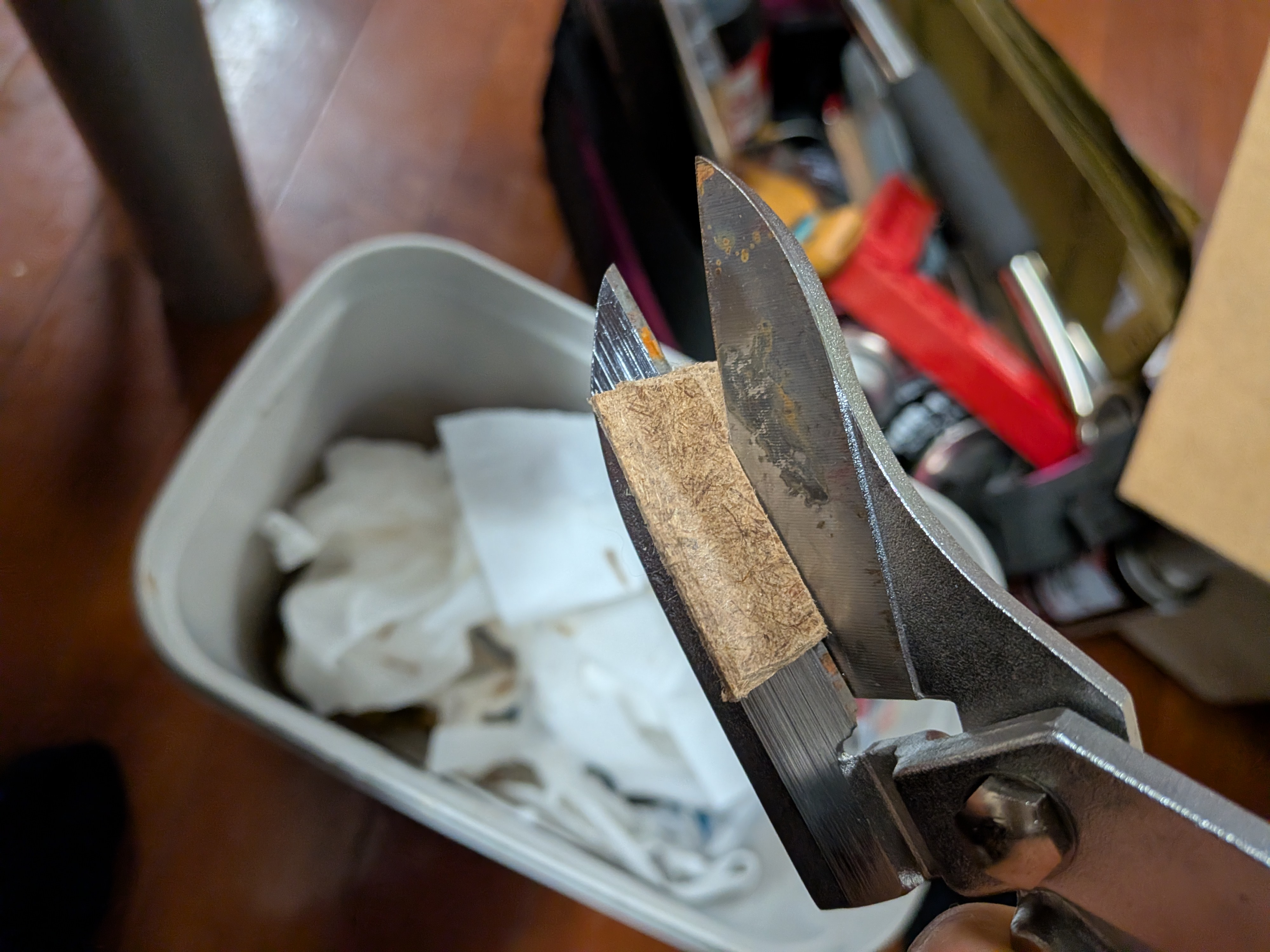 26年3月20日　MDF材の切断は金切りバサミでもいける