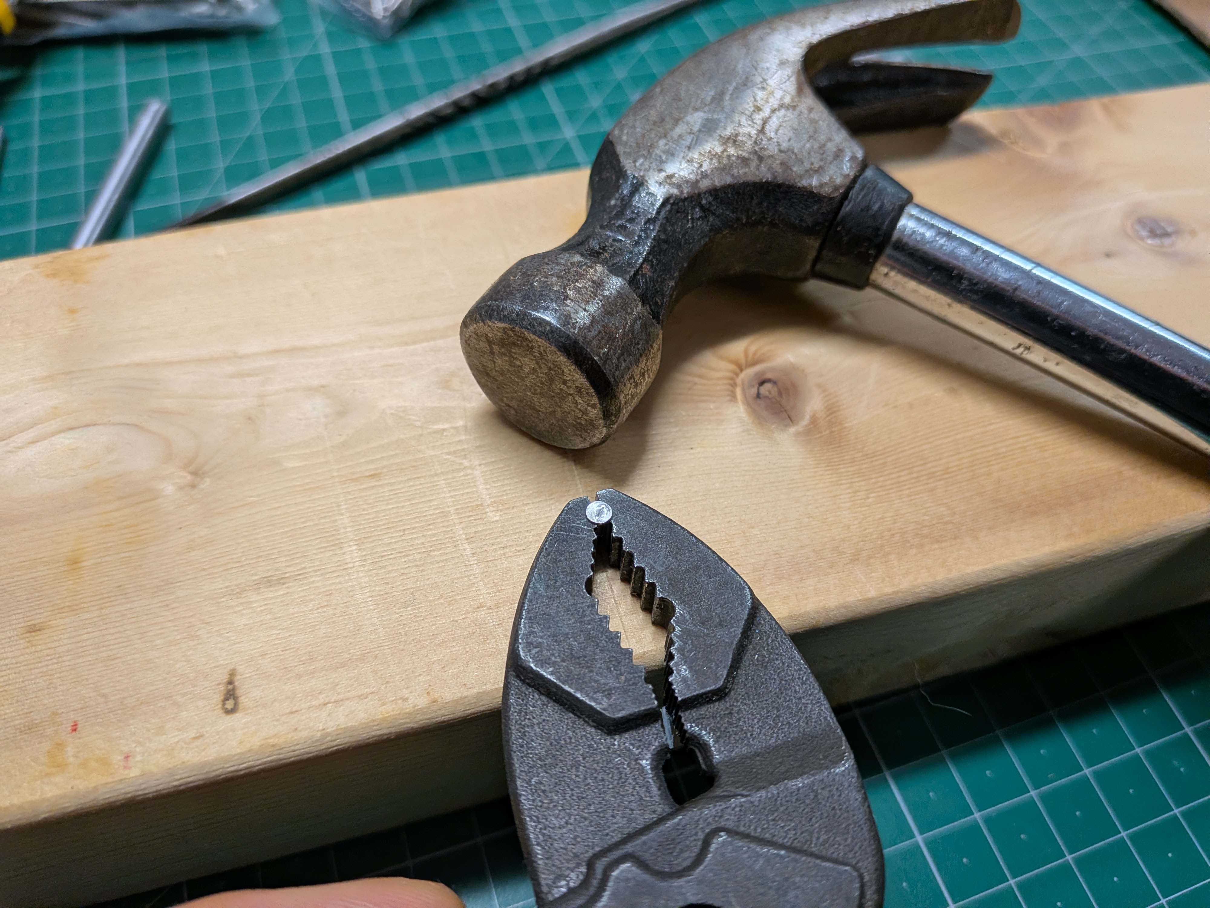 26年3月20日　釘を垂直に打つ