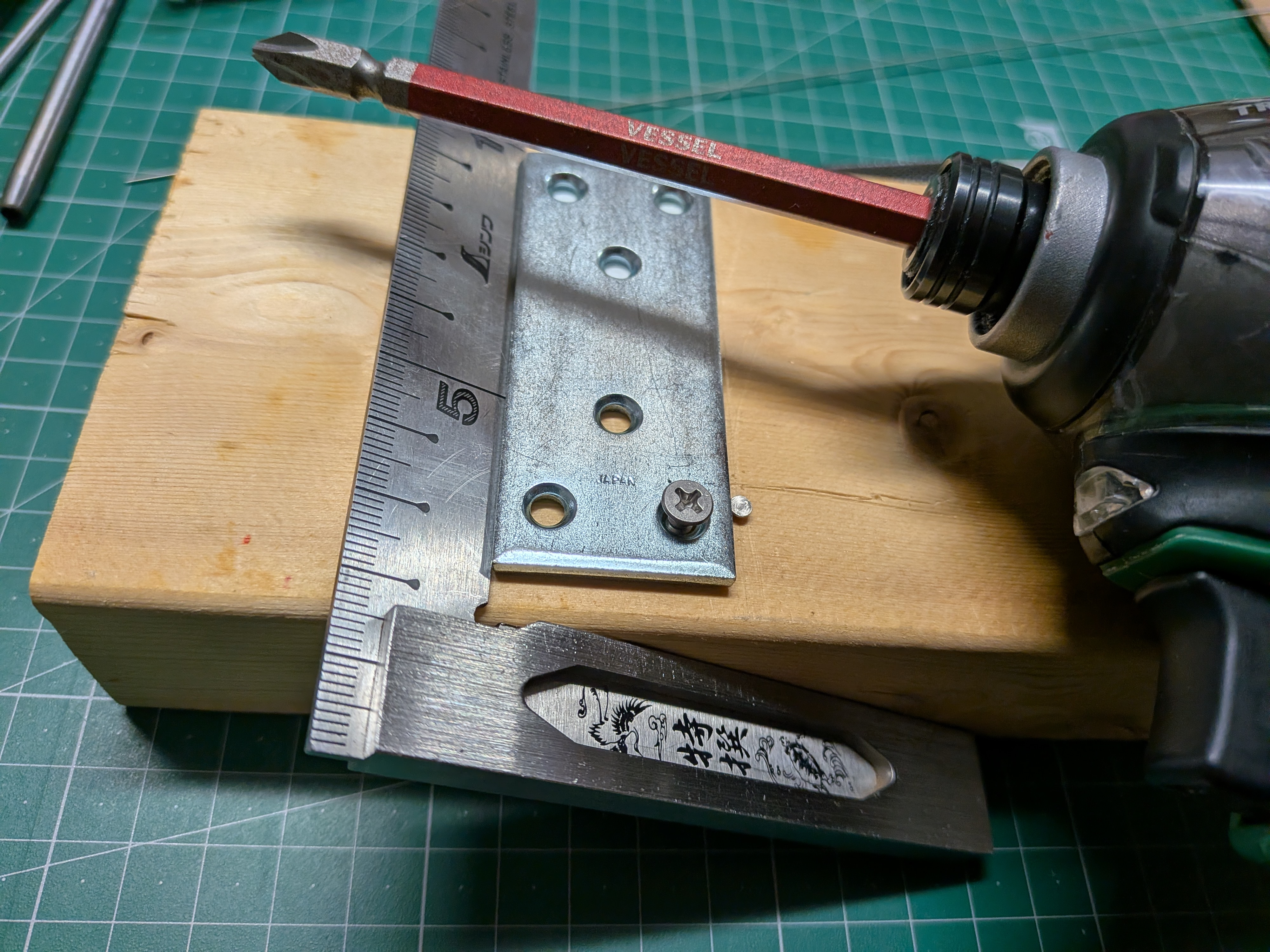 26年3月20日　ベースとなるプレートの固定