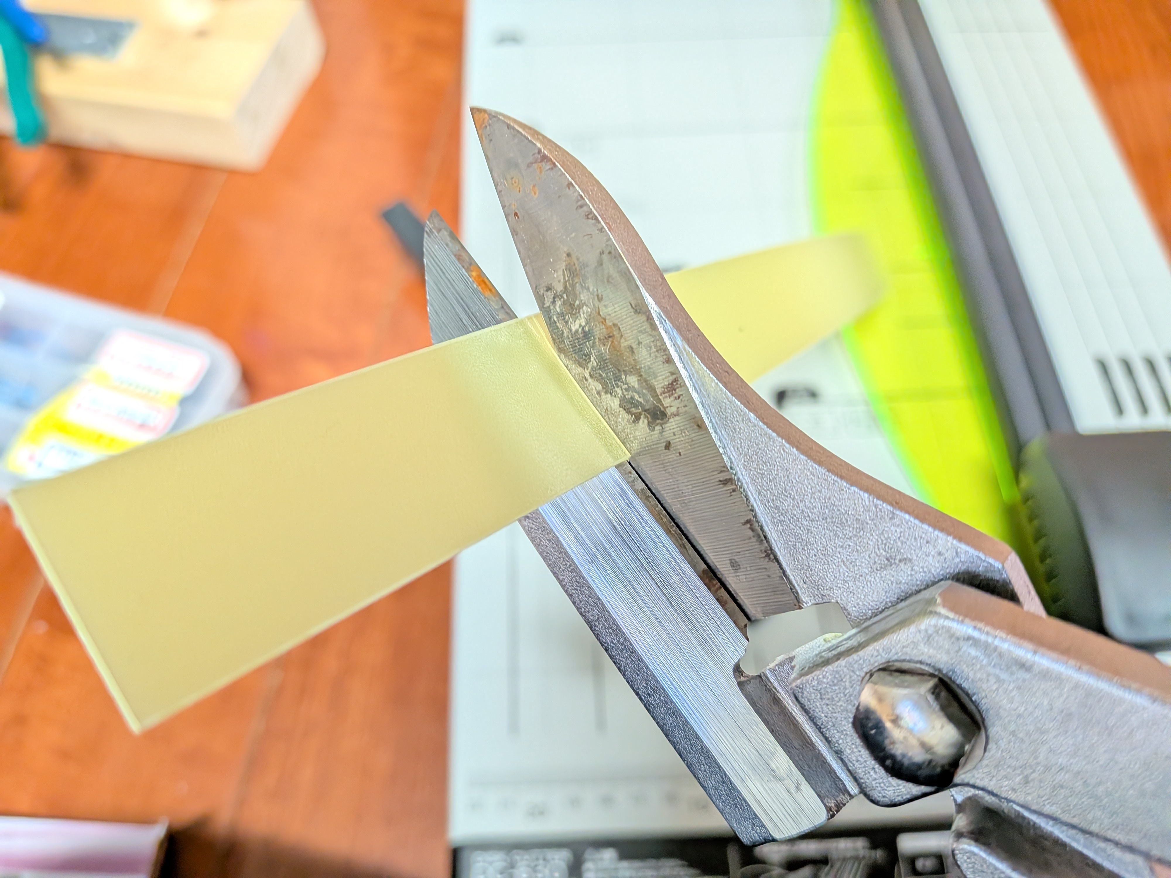 2026年3月18日　印が付いたところを金切り鋏で切る