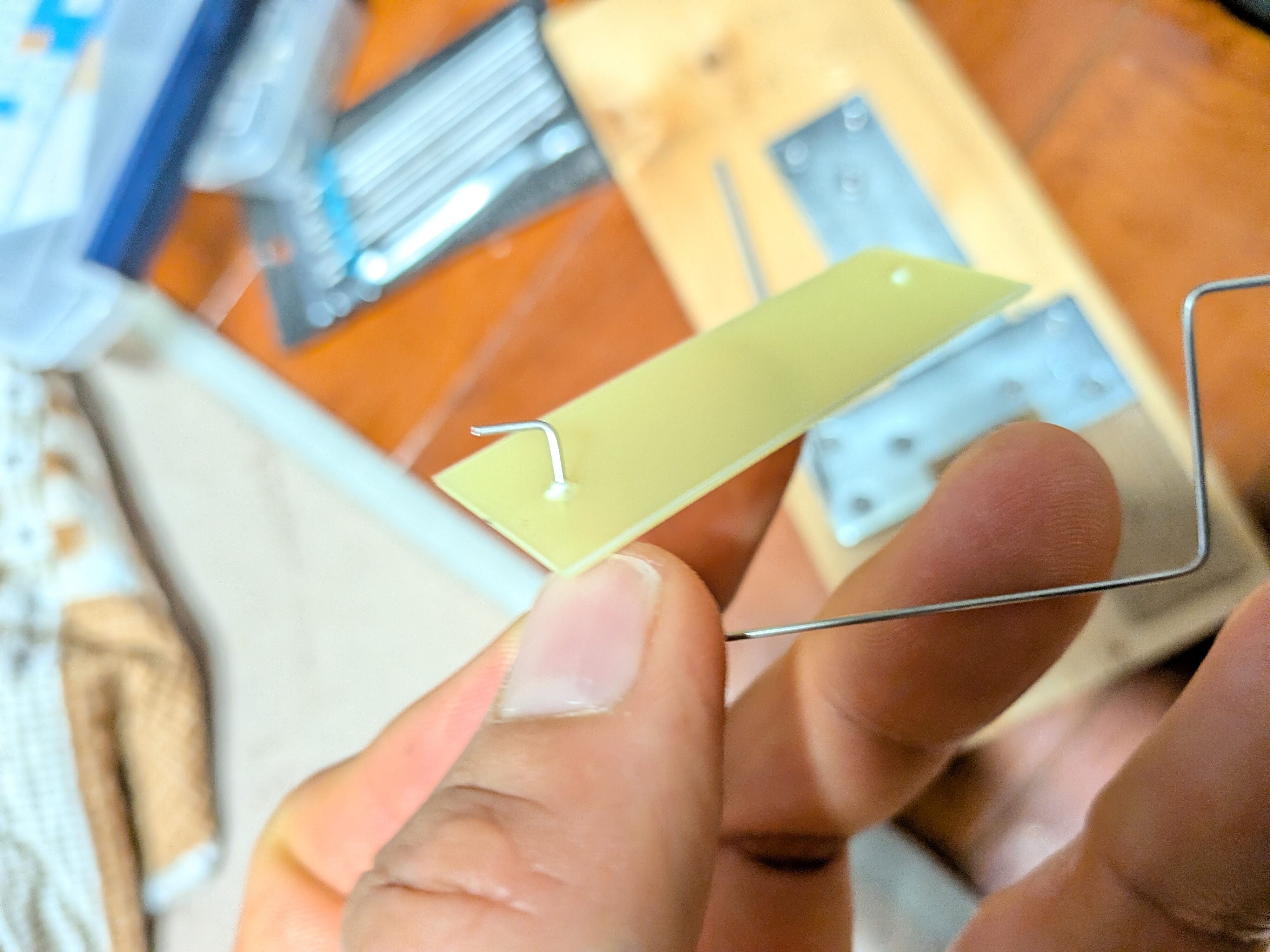 2026年3月18日　あけた穴にワイヤーを通す