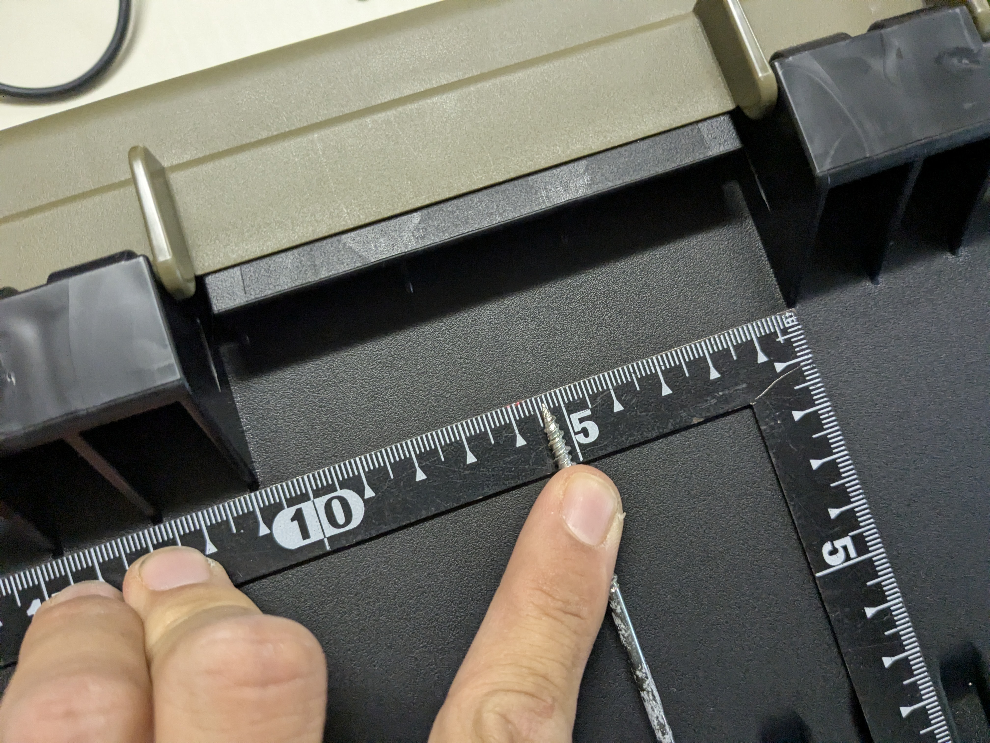 25年5月25日　振動子ケーブル取り出し位置のケガキ