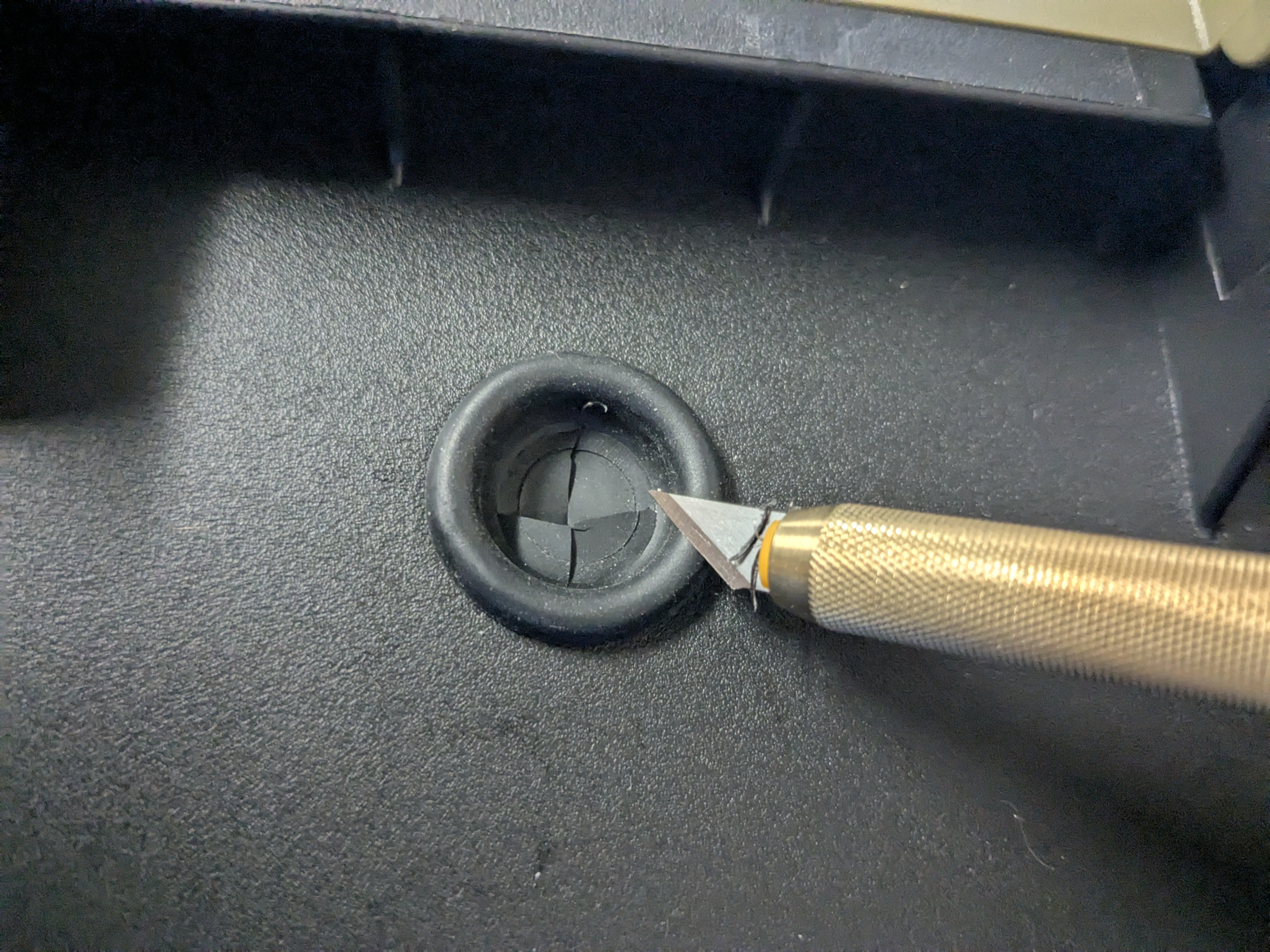 25年5月25日　グロメット切込み