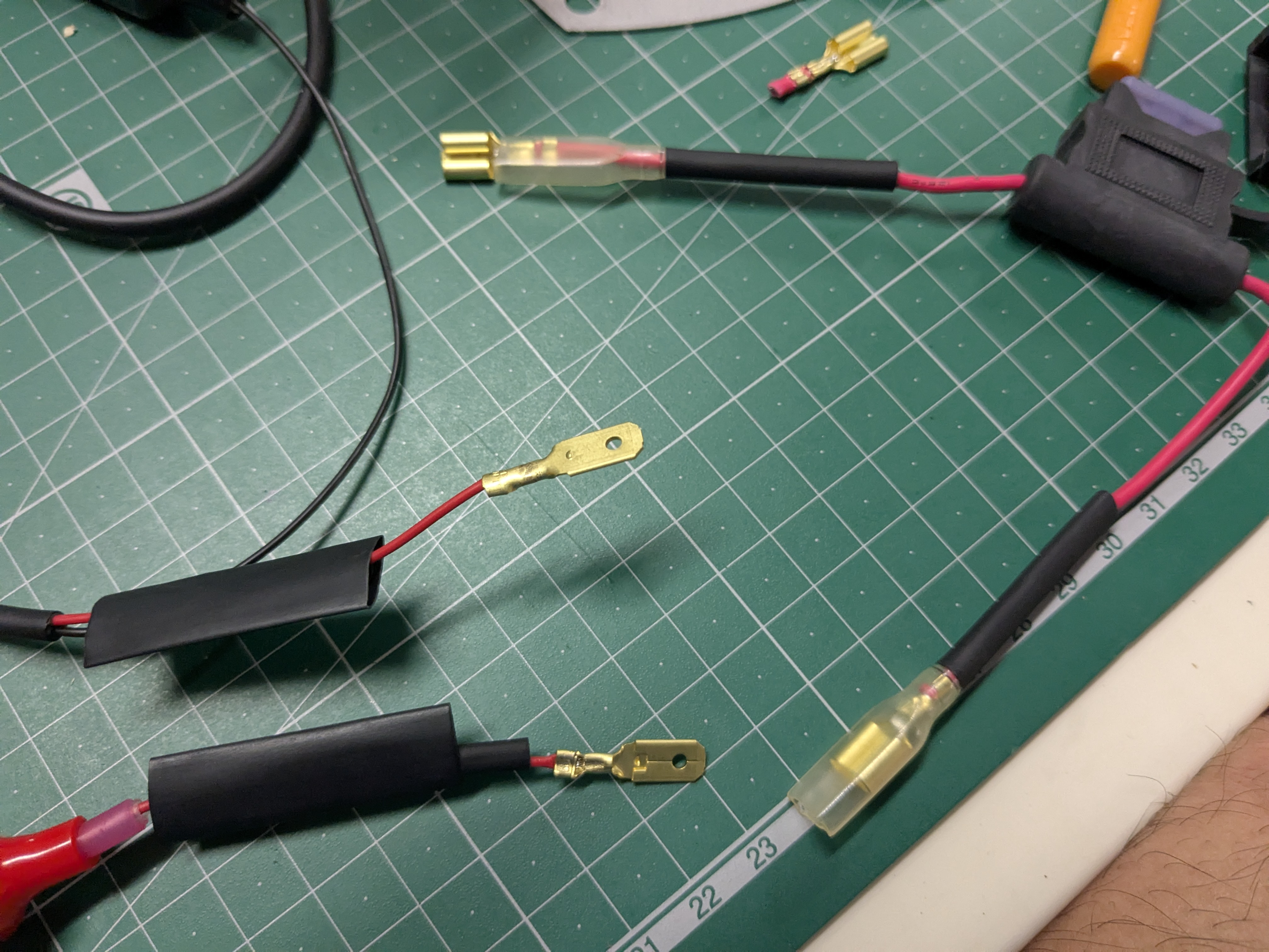 25年5月25日　ヒューズに端子取付