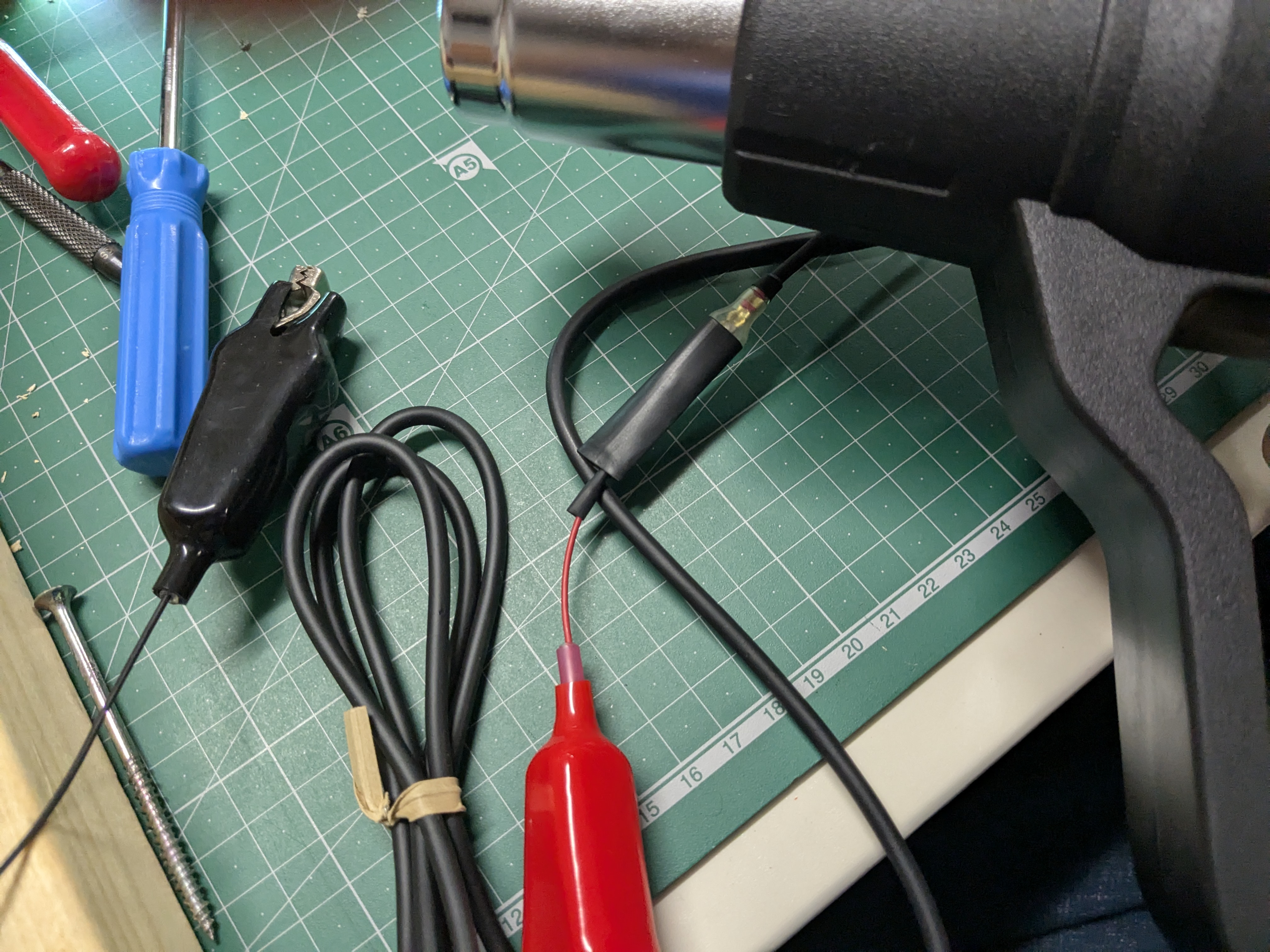 25年5月25日　ヒューズの端子を熱収縮チューブで養生