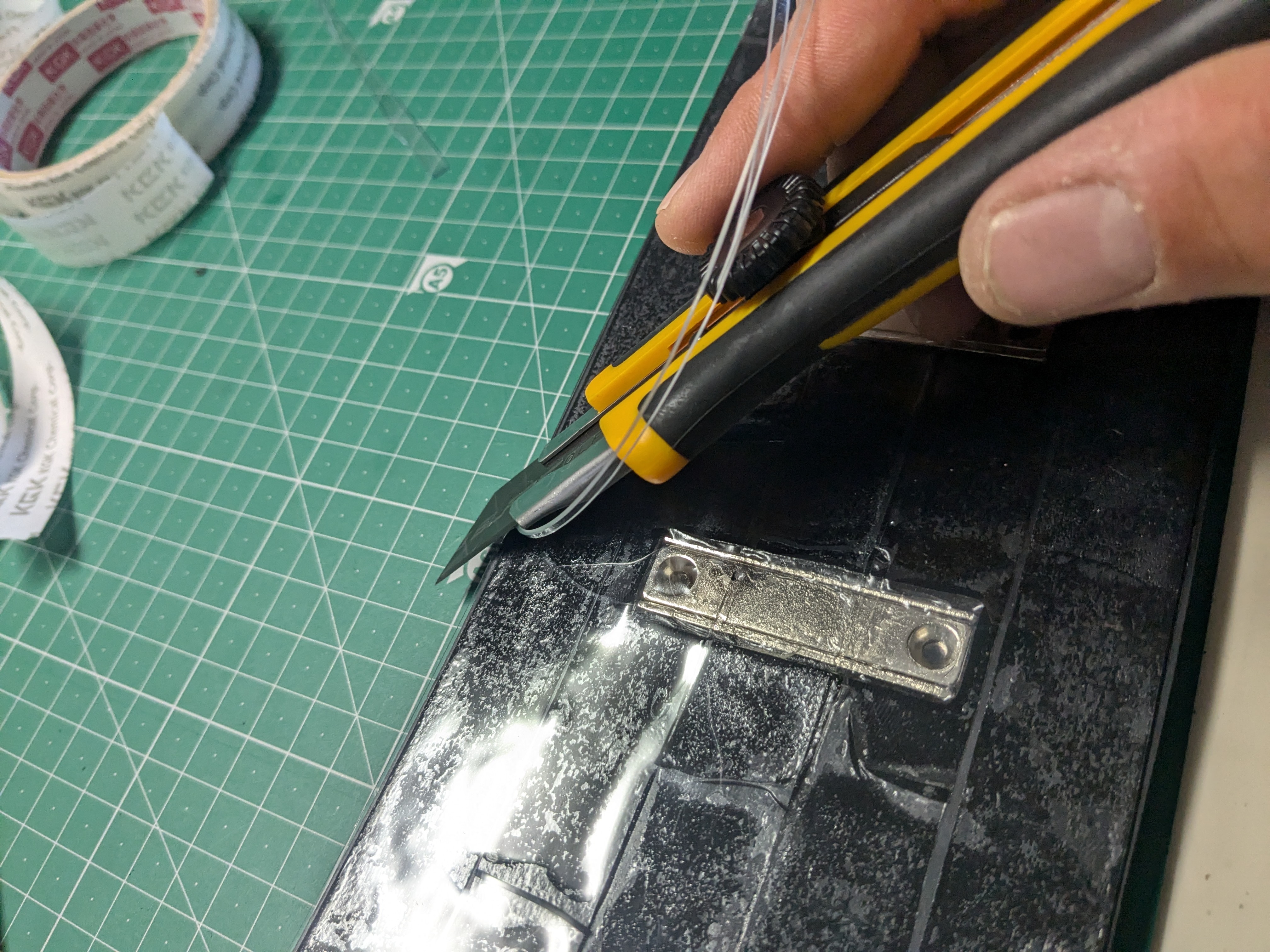 はみ出した部分を切り取って整形する