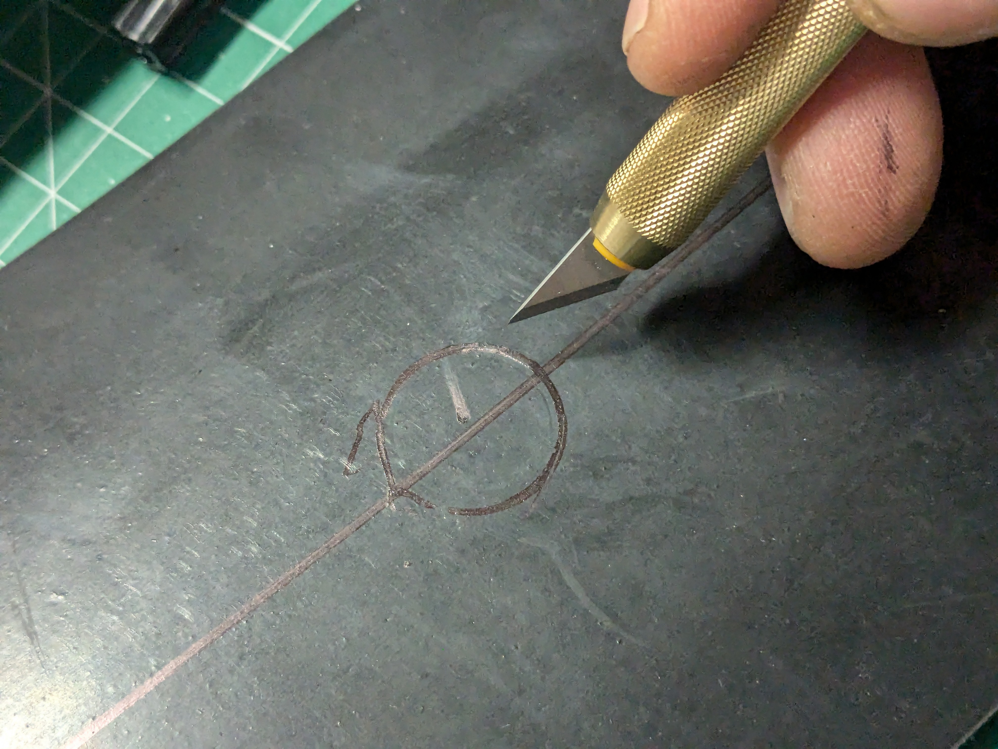 デザインナイフで切込み