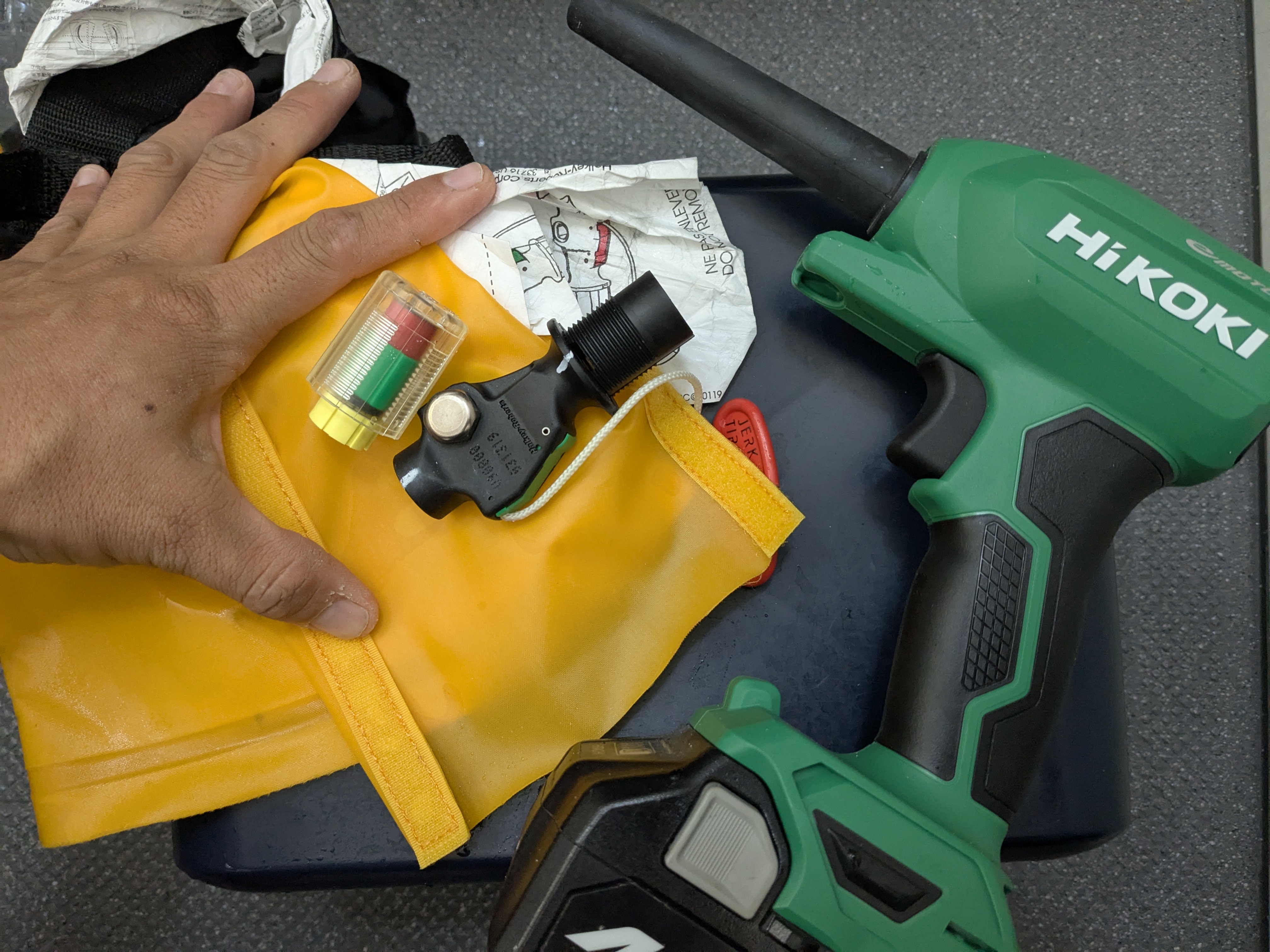 25年2月28日　ブロアーを使ってハウジングの乾燥