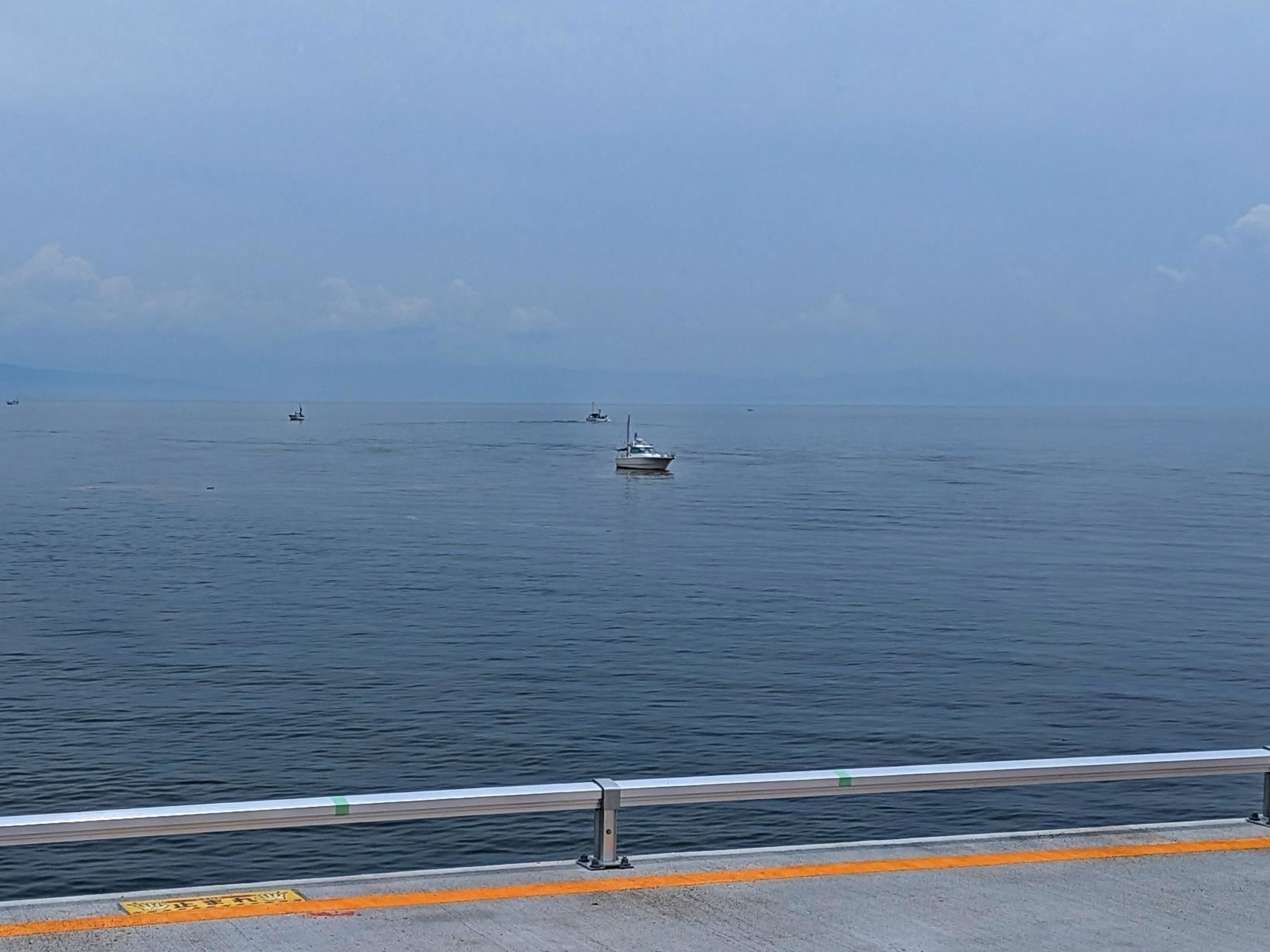 清水港海づり公園 沖合には遊漁船
