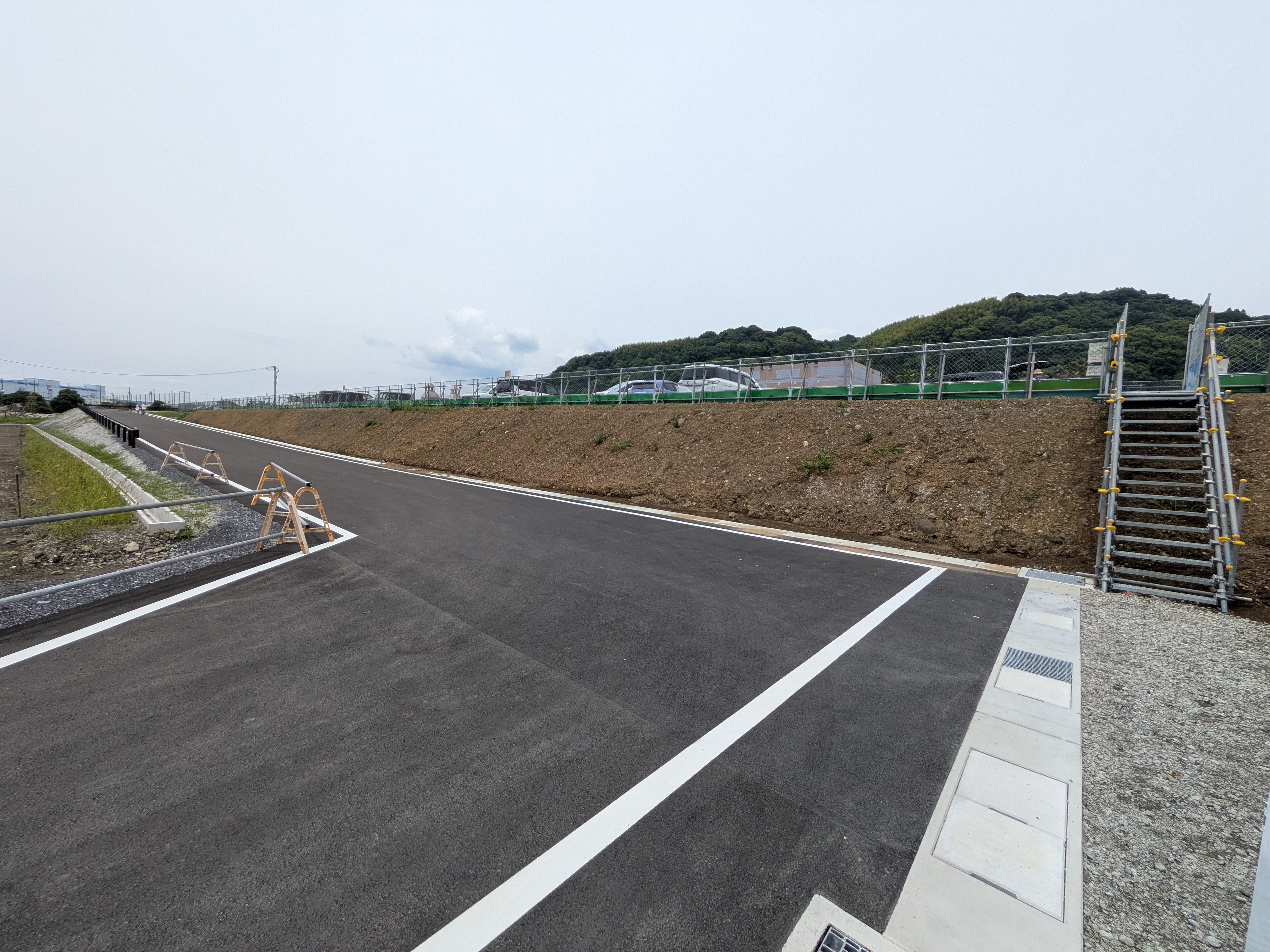 清水港海づり公園 駐車場に向かう階段とスロープ