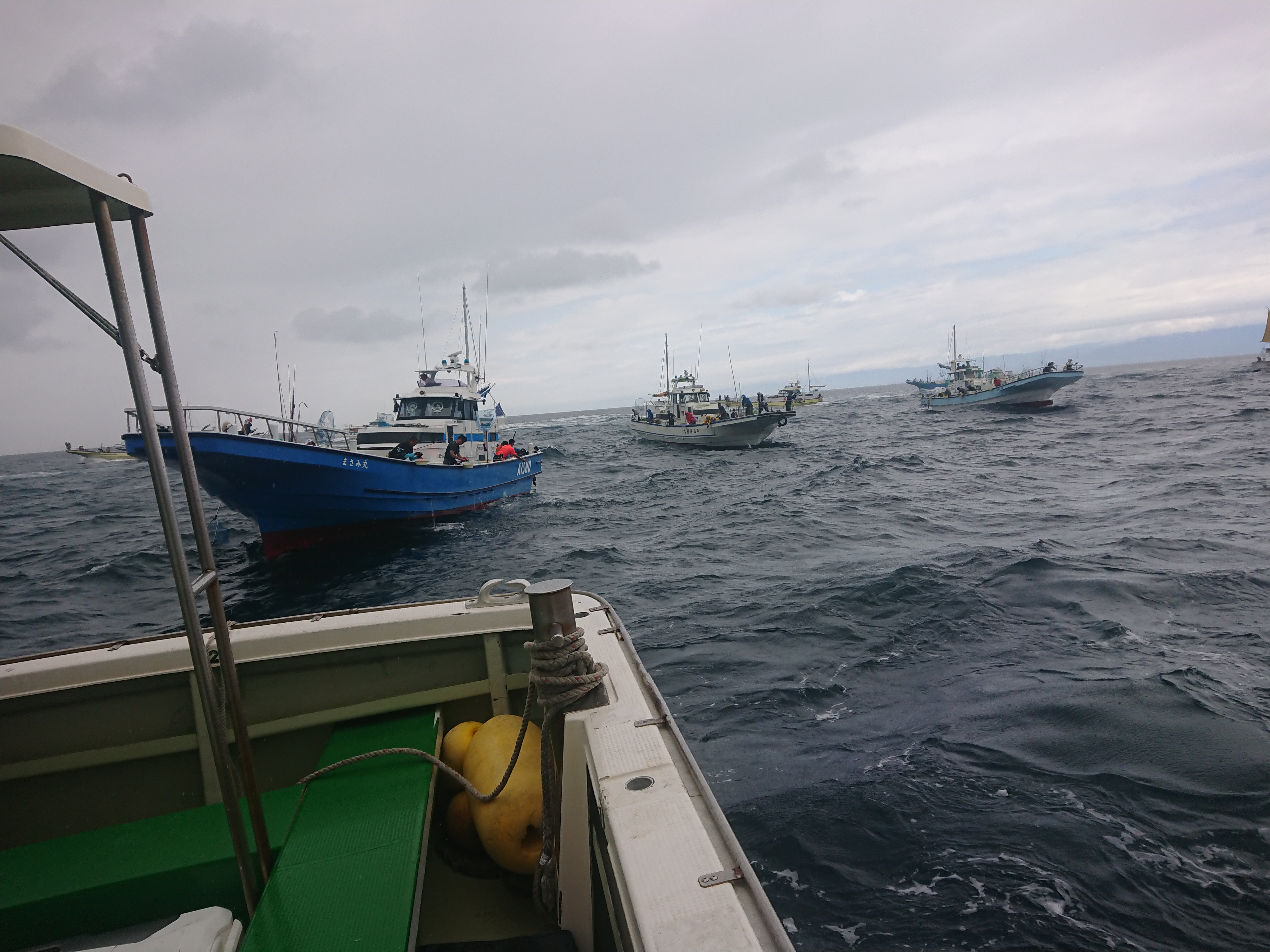 26年8月13日　相模湾コマセカツオ　追っかけ釣りの船団